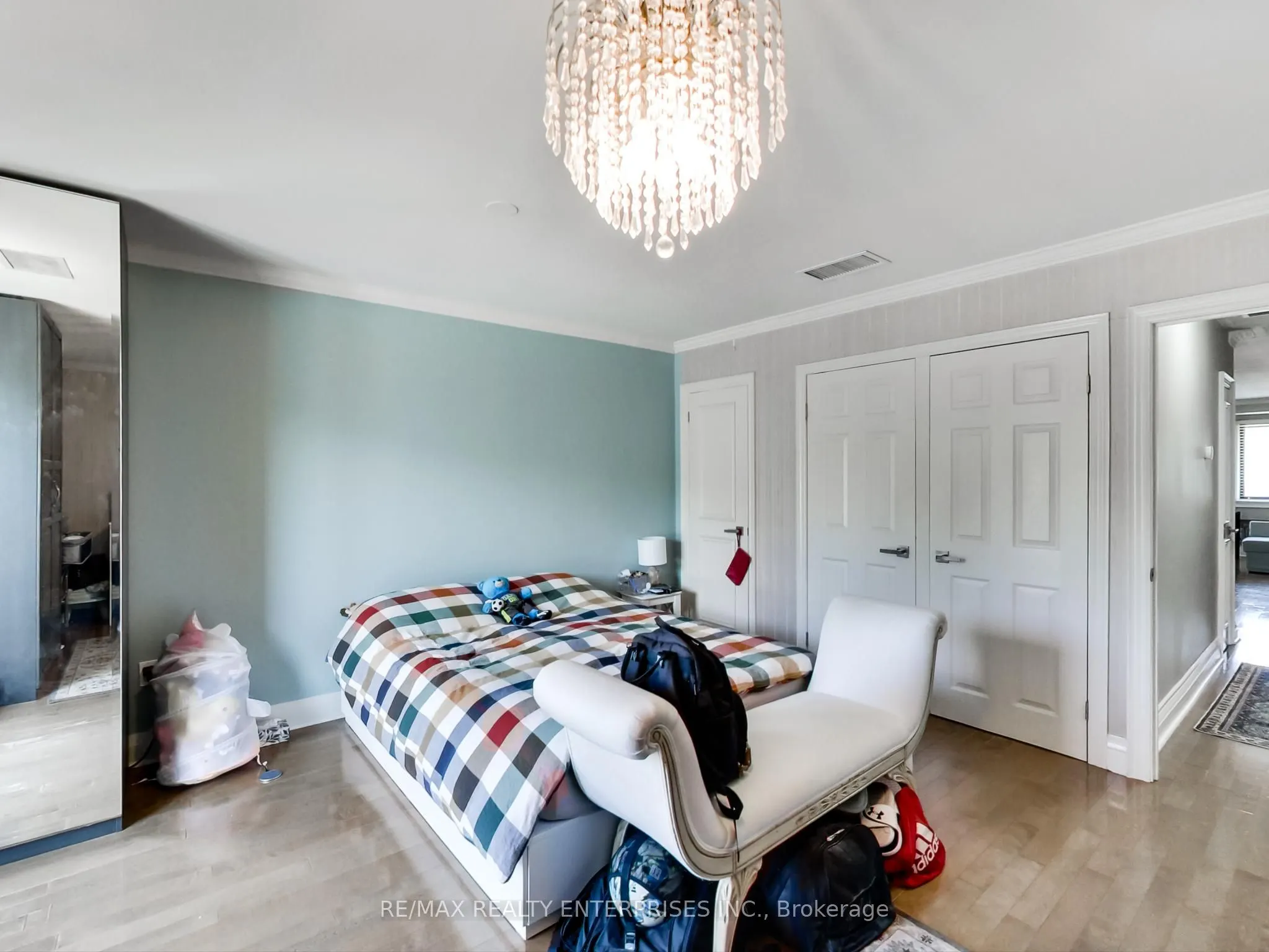 1735 Lakeshore Road W