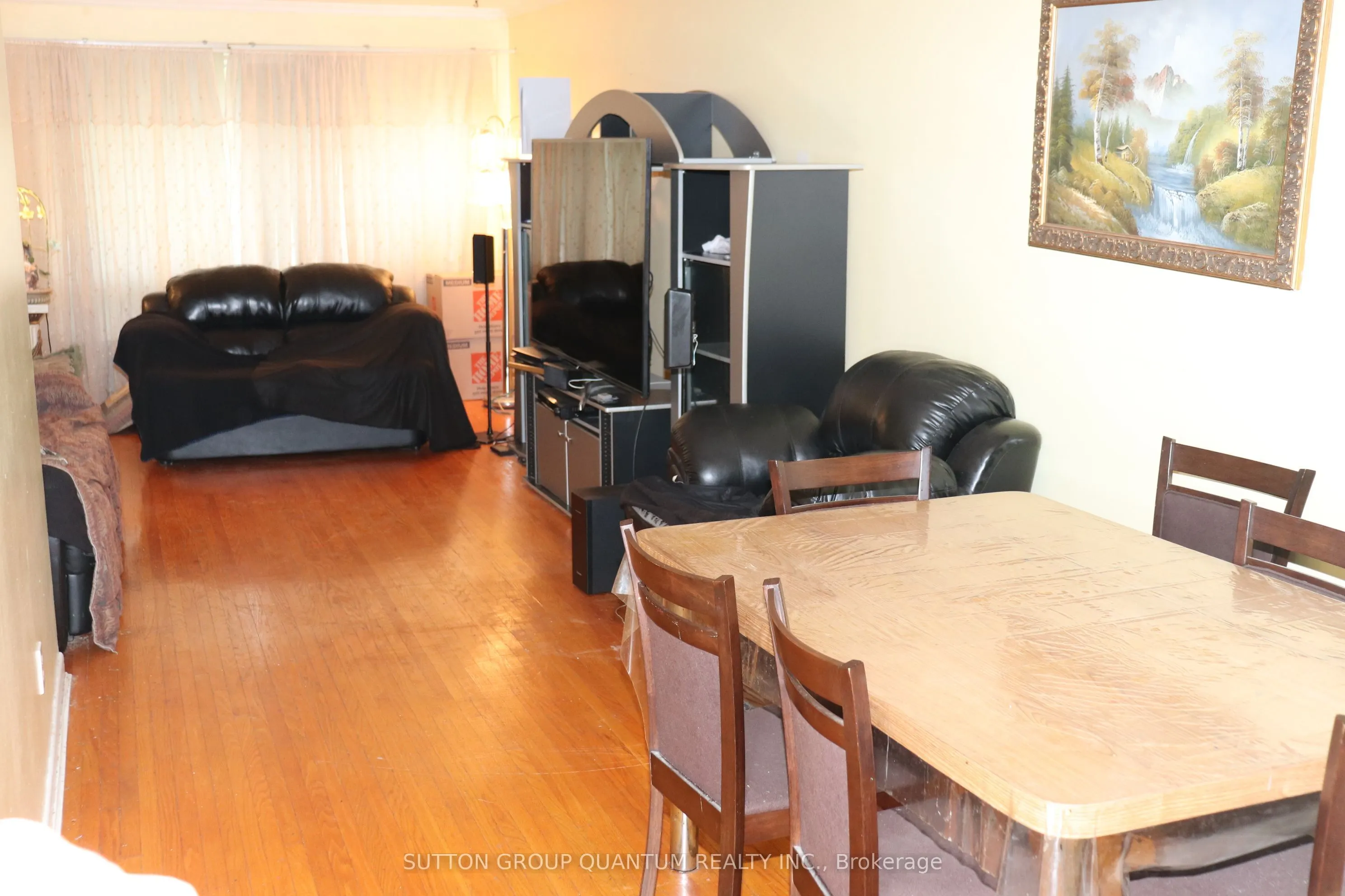 1575 Sandgate Crescent