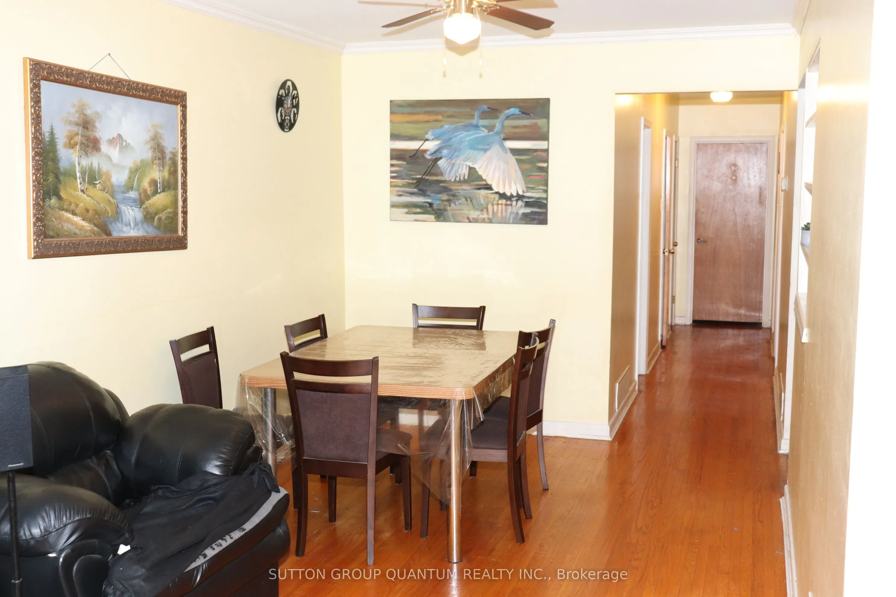 1575 Sandgate Crescent