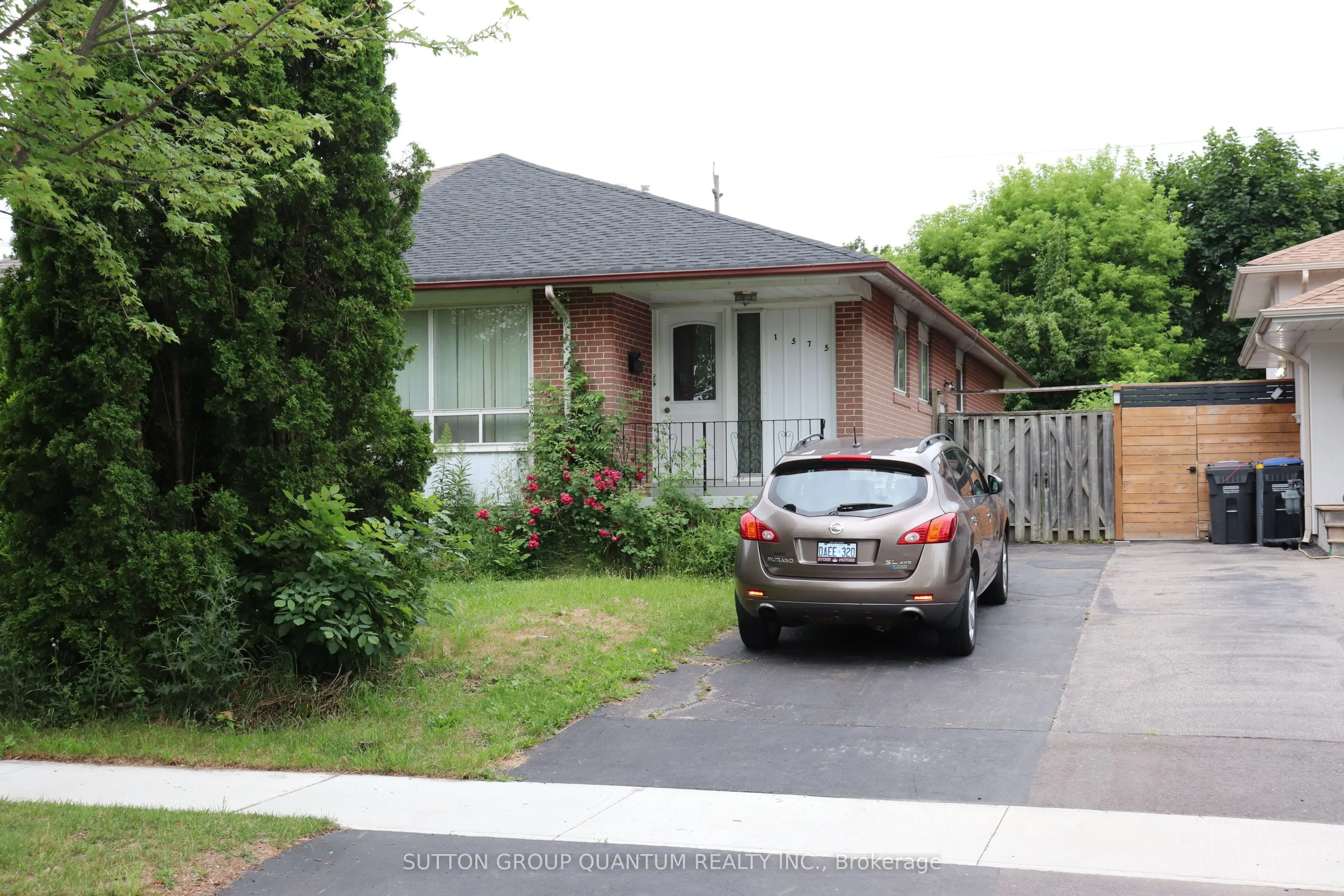 1575 Sandgate Crescent