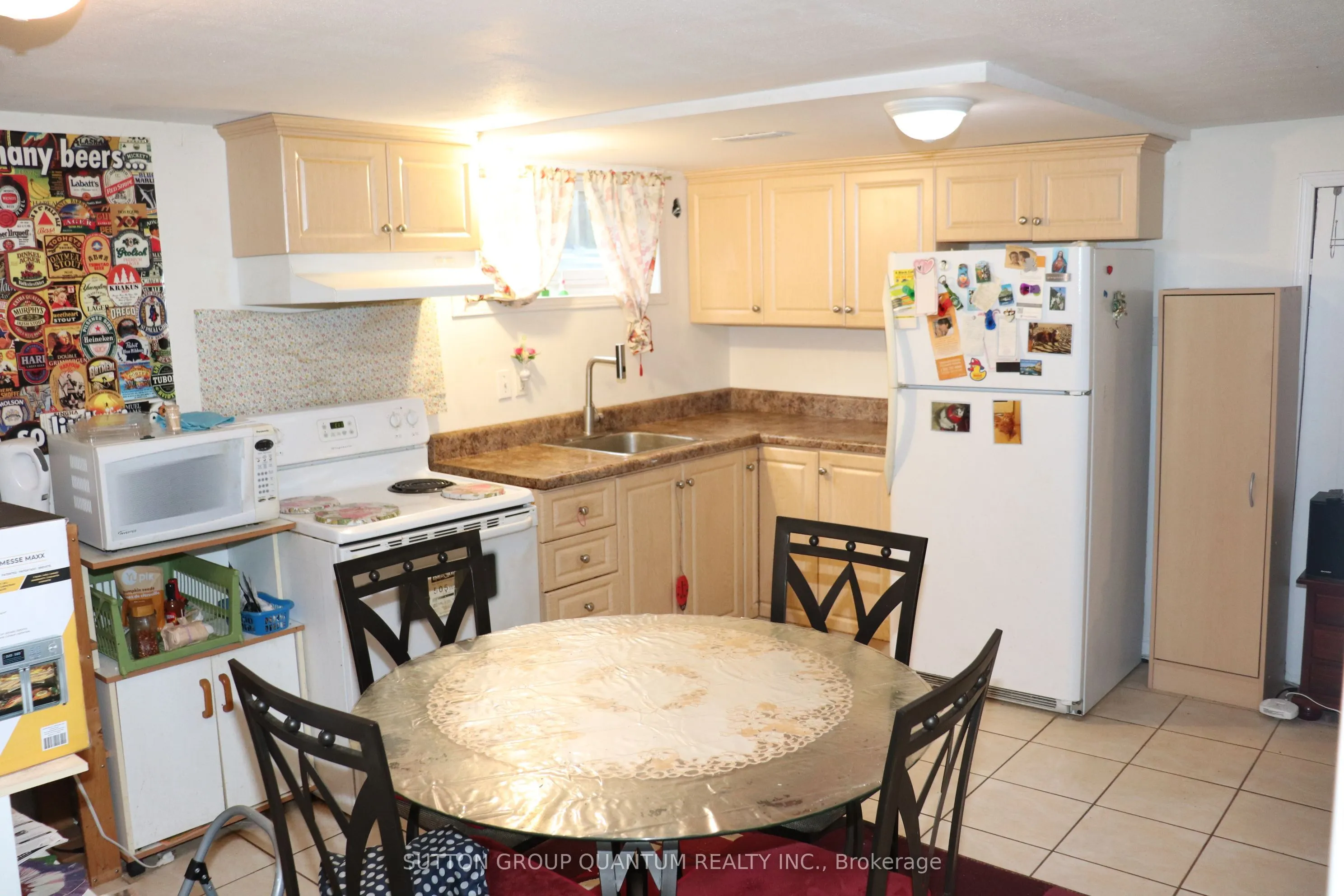 1575 Sandgate Crescent
