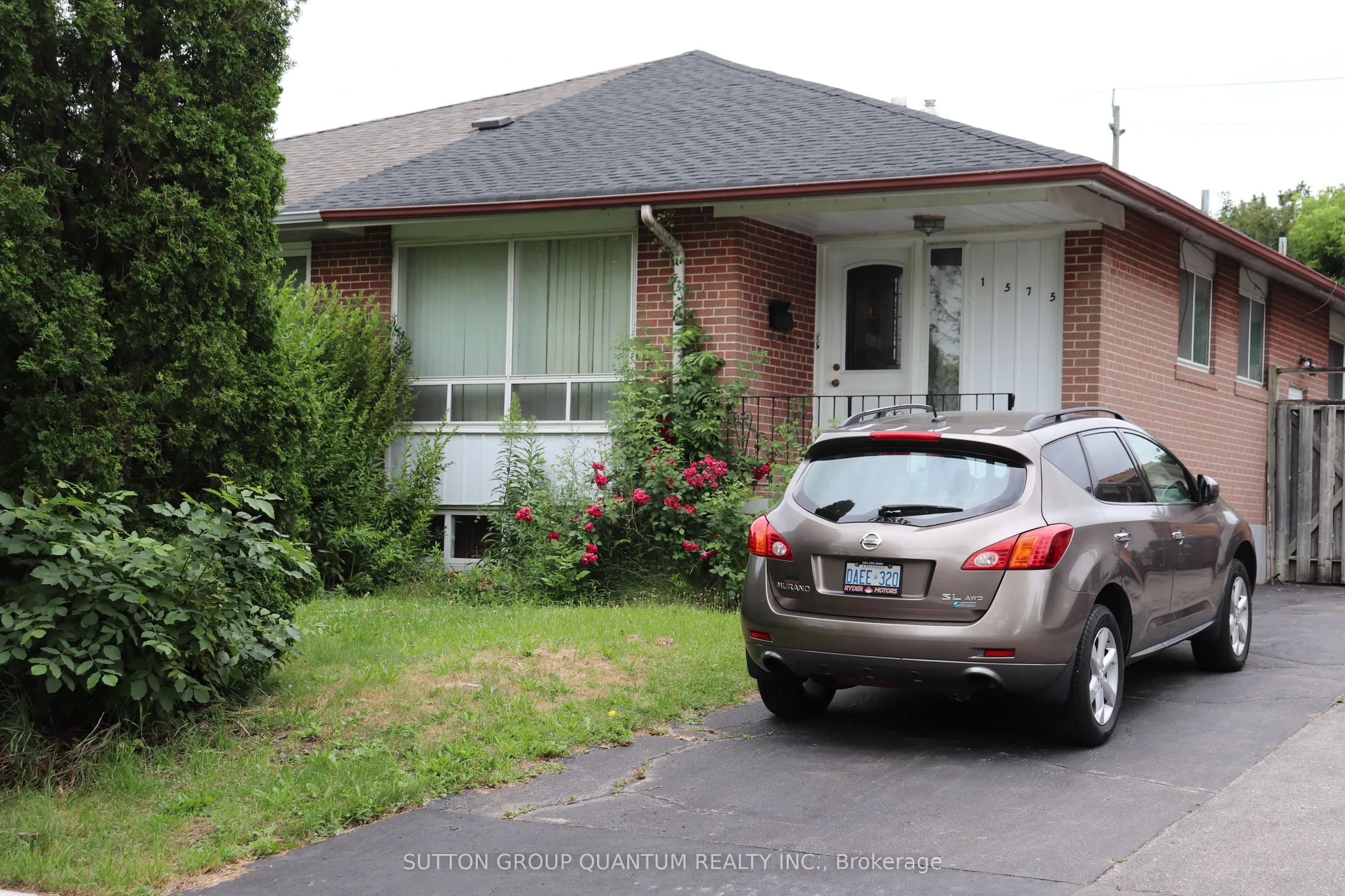 1575 Sandgate Crescent