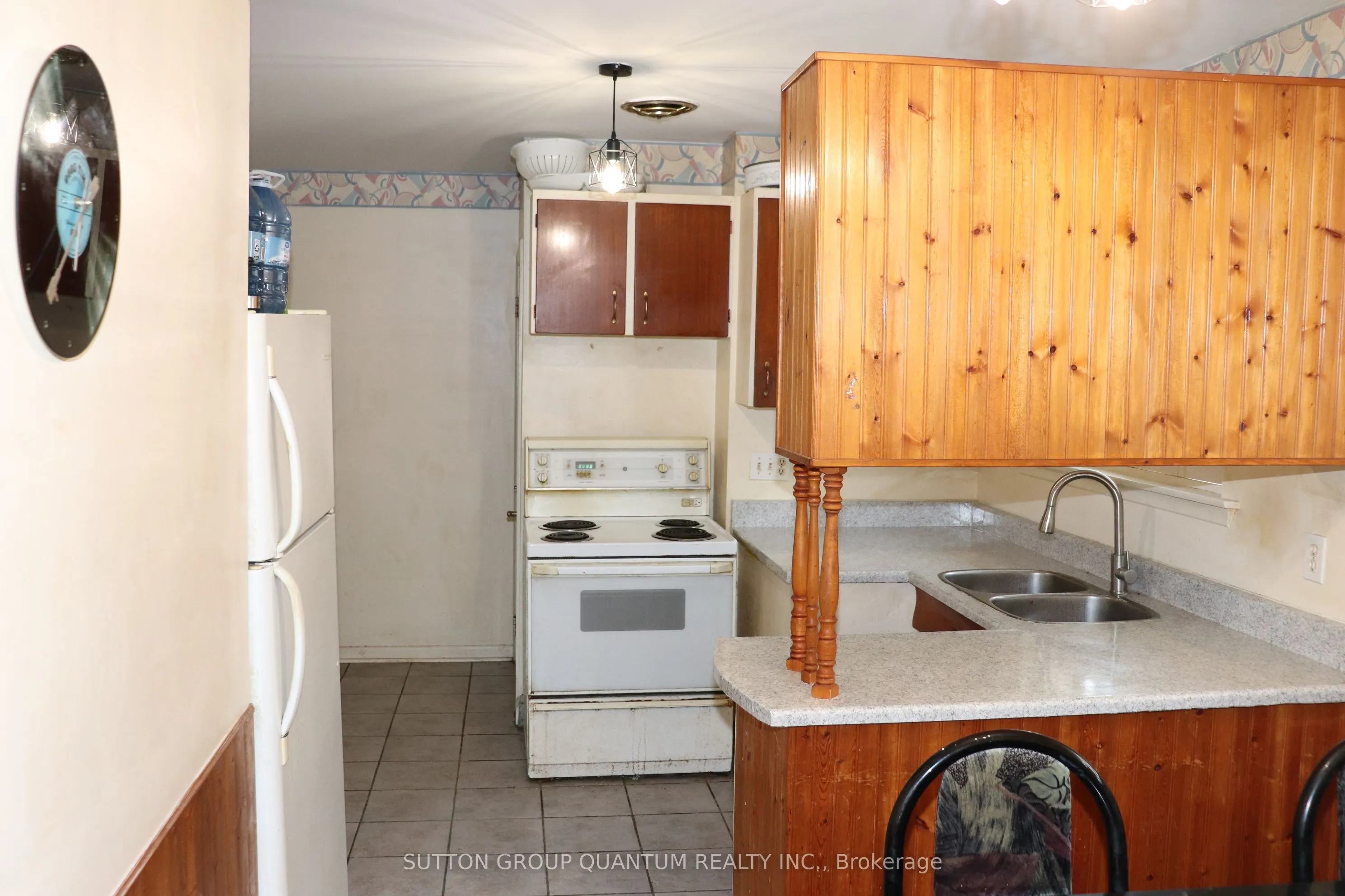 1575 Sandgate Crescent