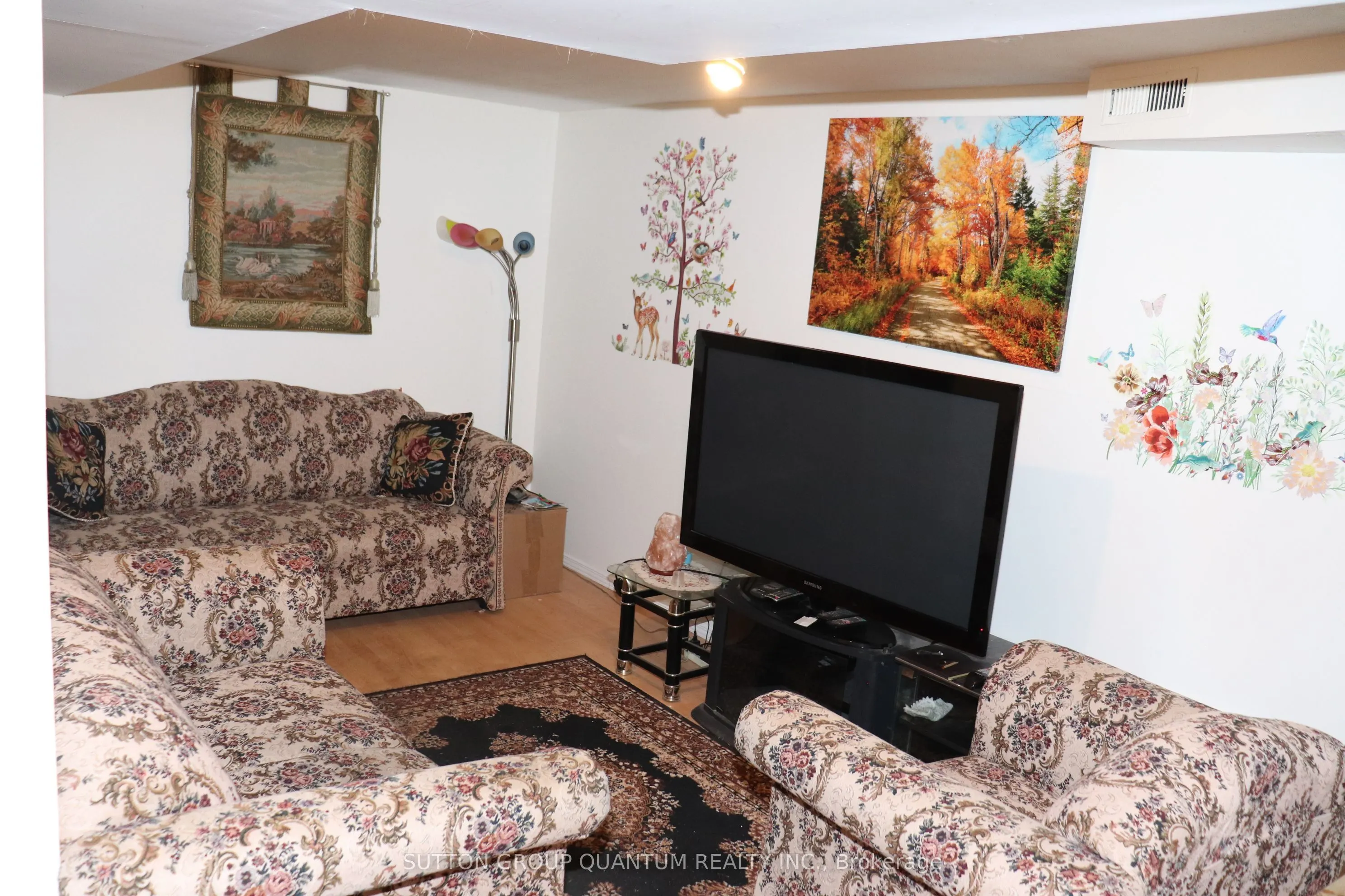 1575 Sandgate Crescent