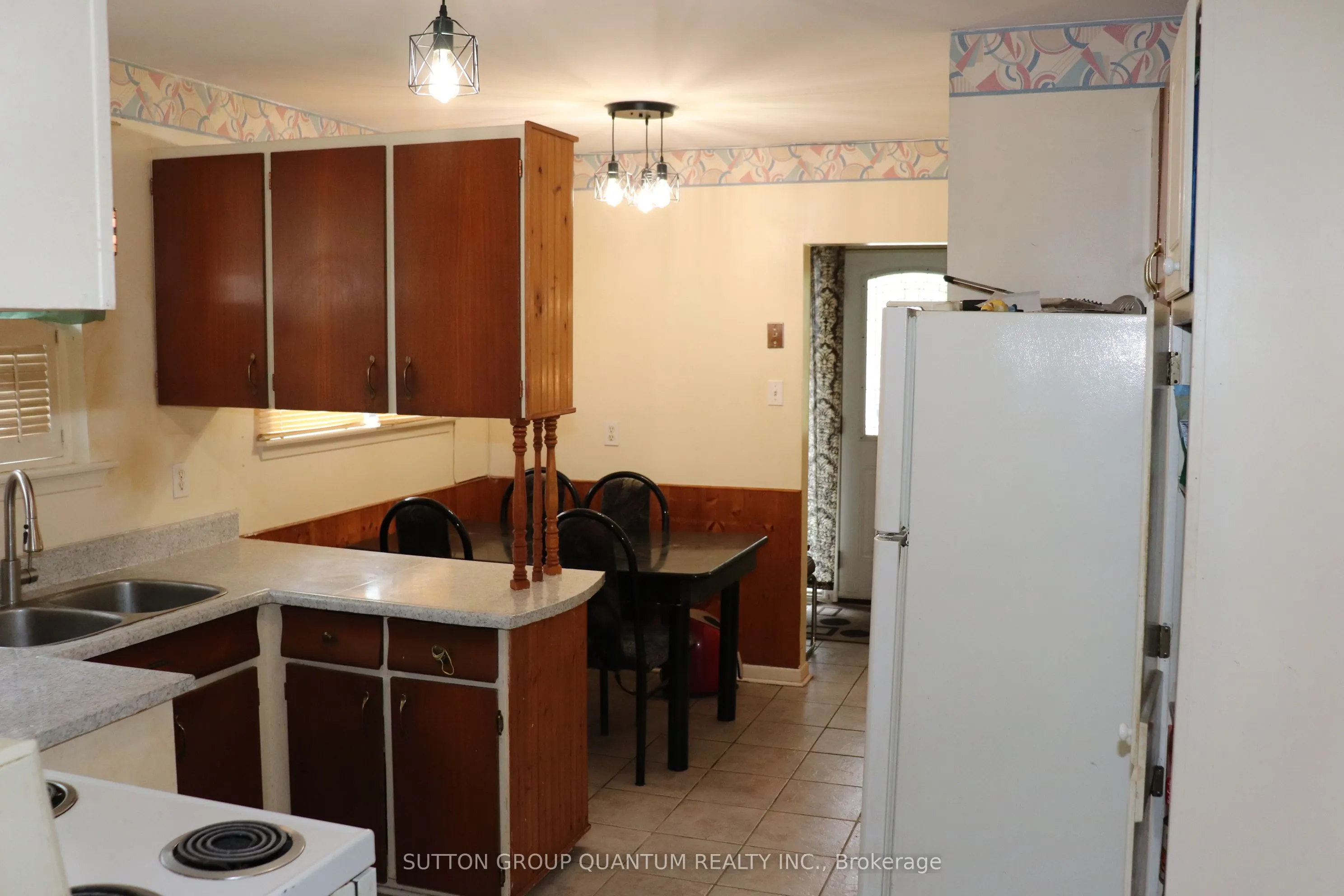 1575 Sandgate Crescent