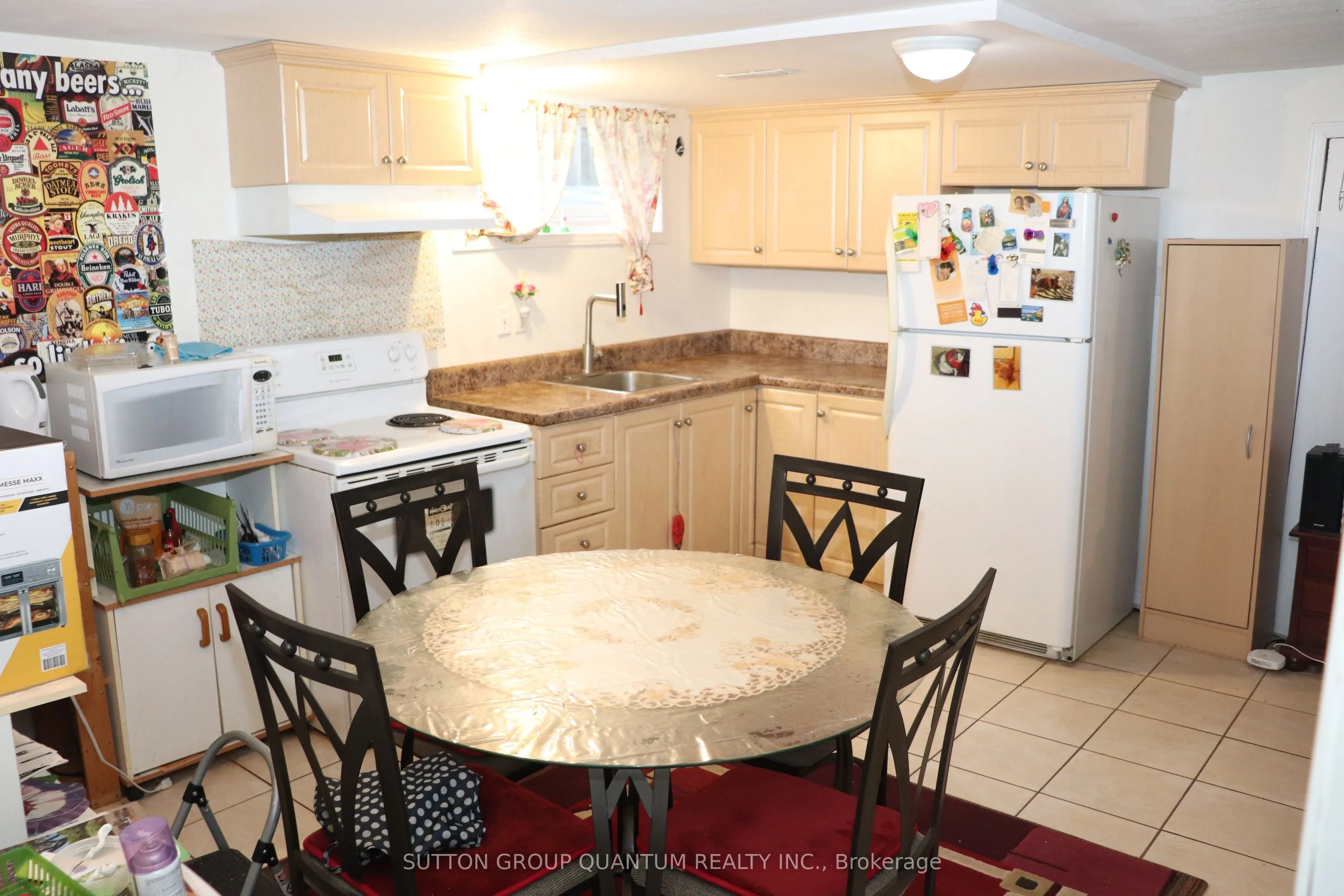 1575 Sandgate Crescent