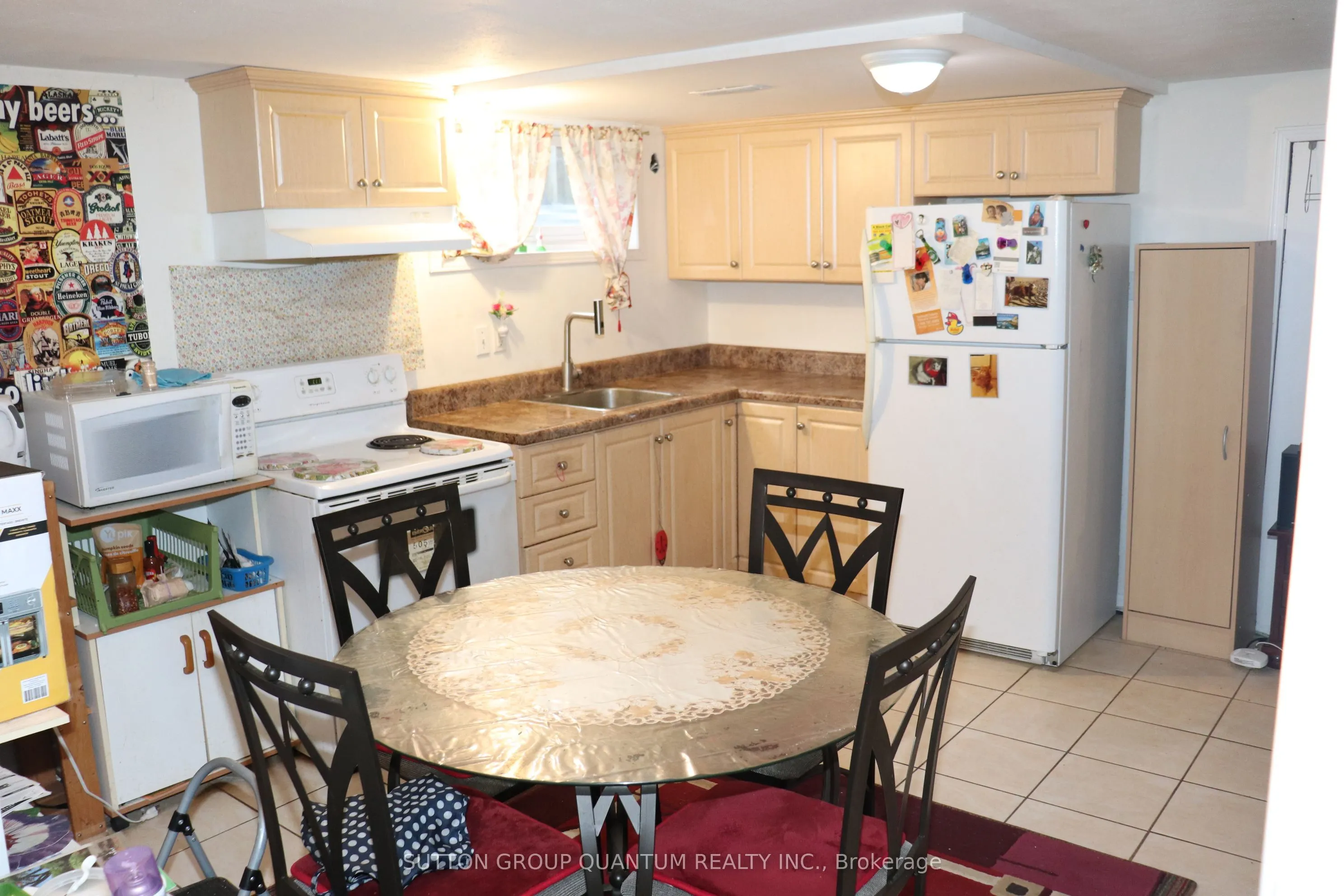 1575 Sandgate Crescent