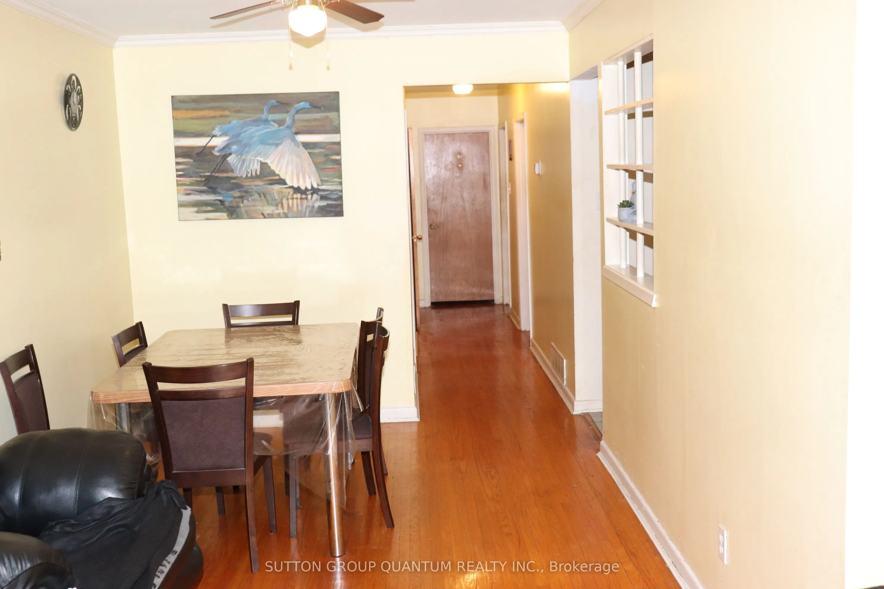 1575 Sandgate Crescent