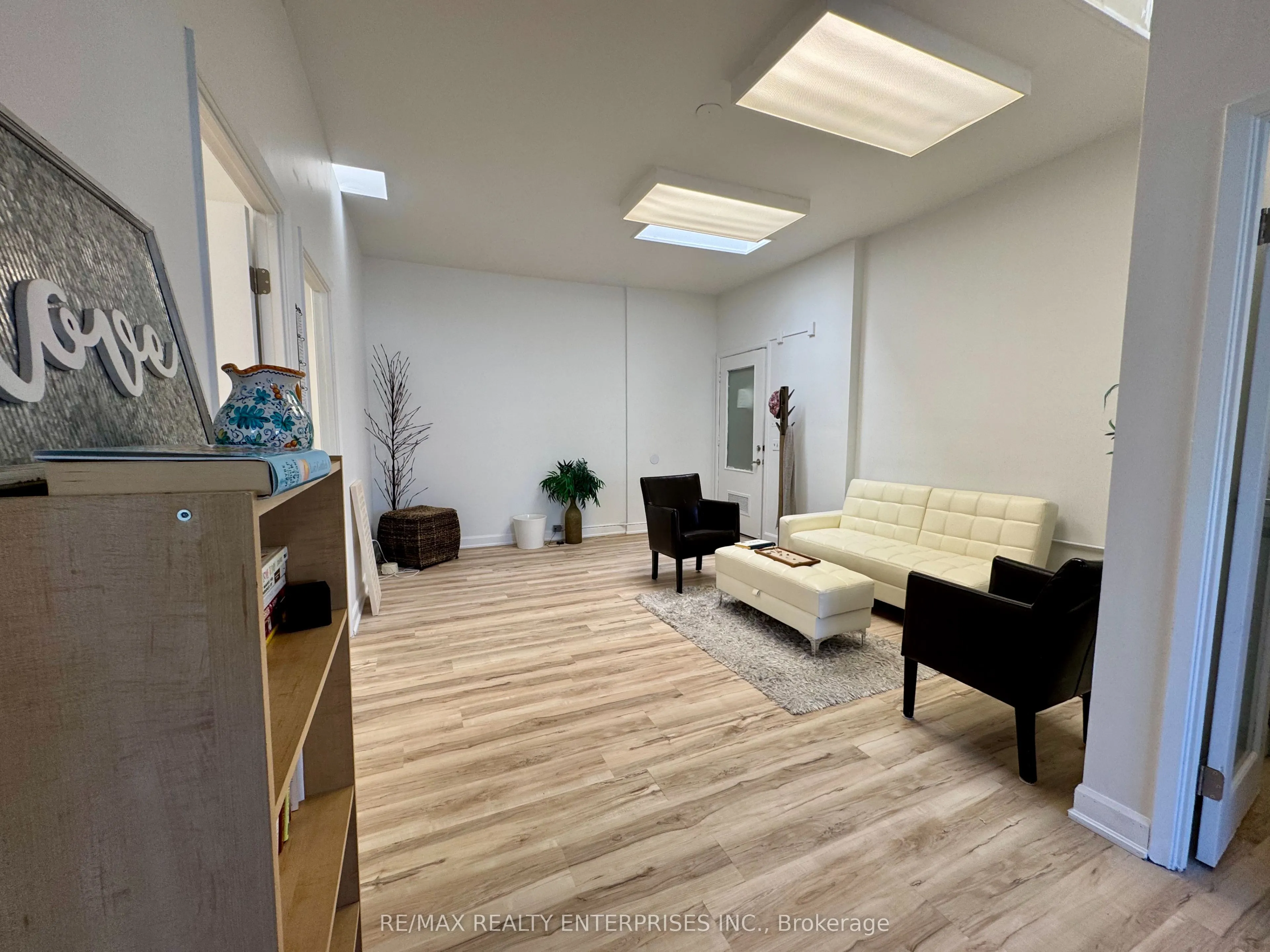 292 Lakeshore Road E
