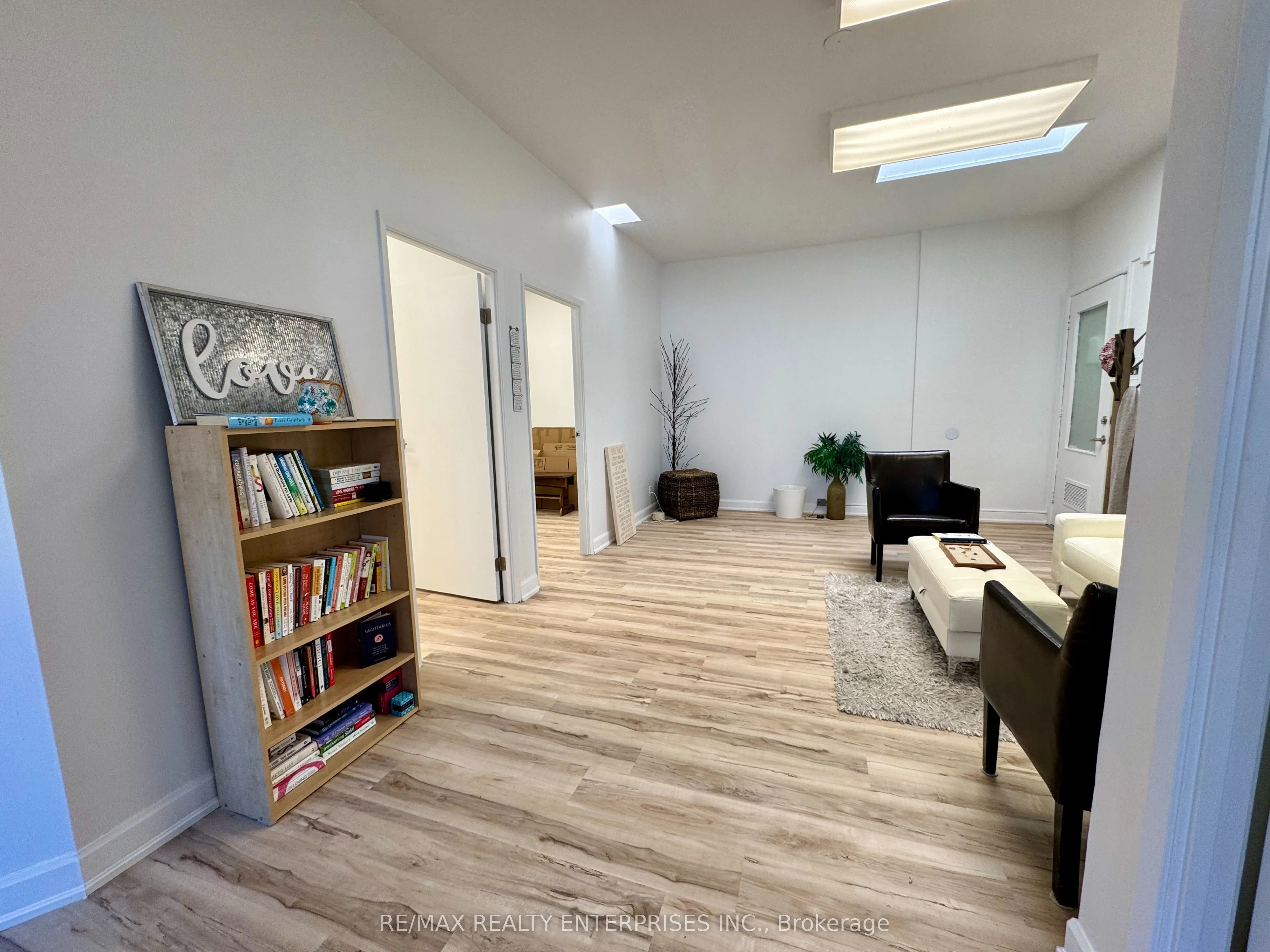 292 Lakeshore Road E