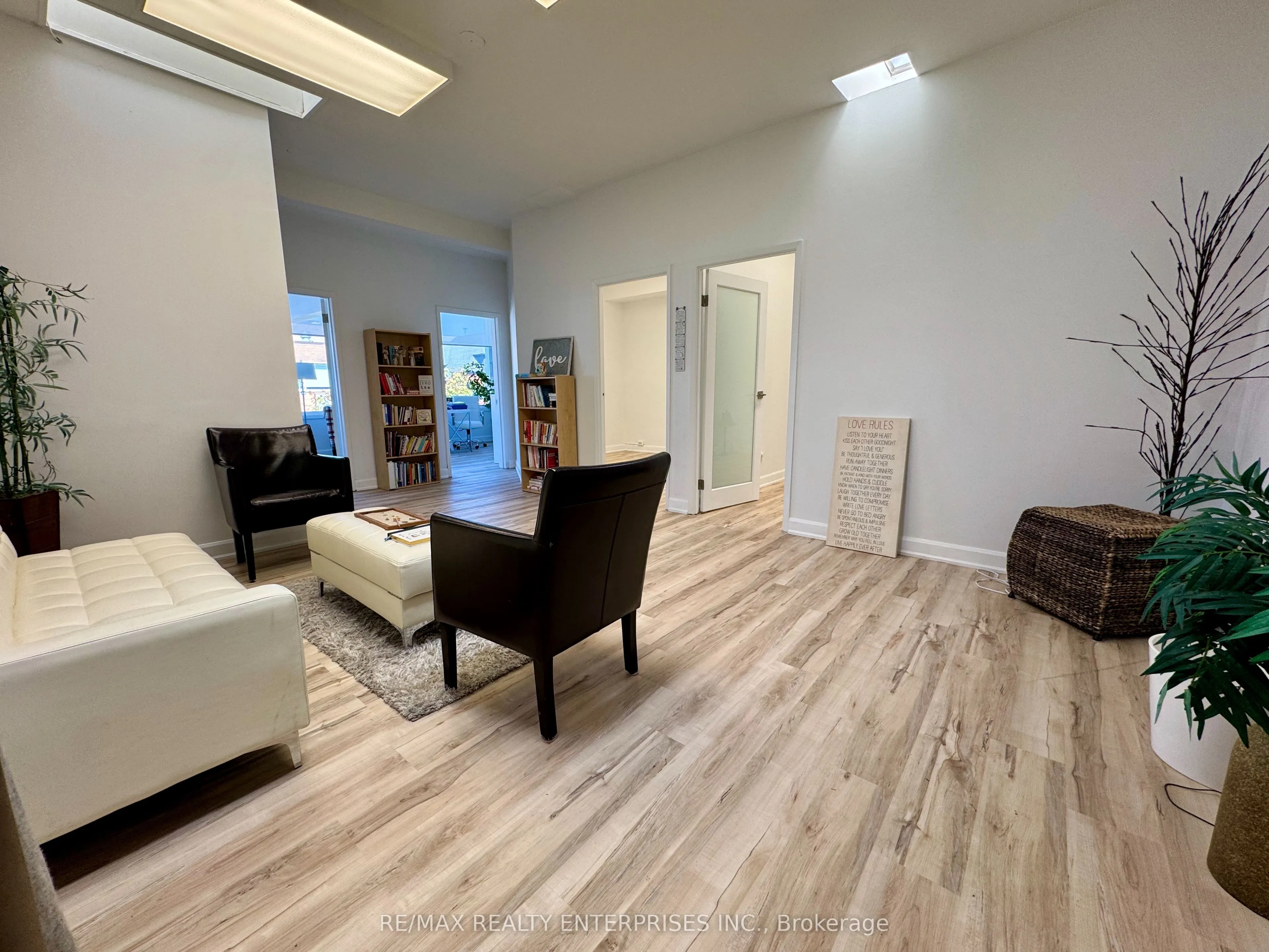 292 Lakeshore Road E
