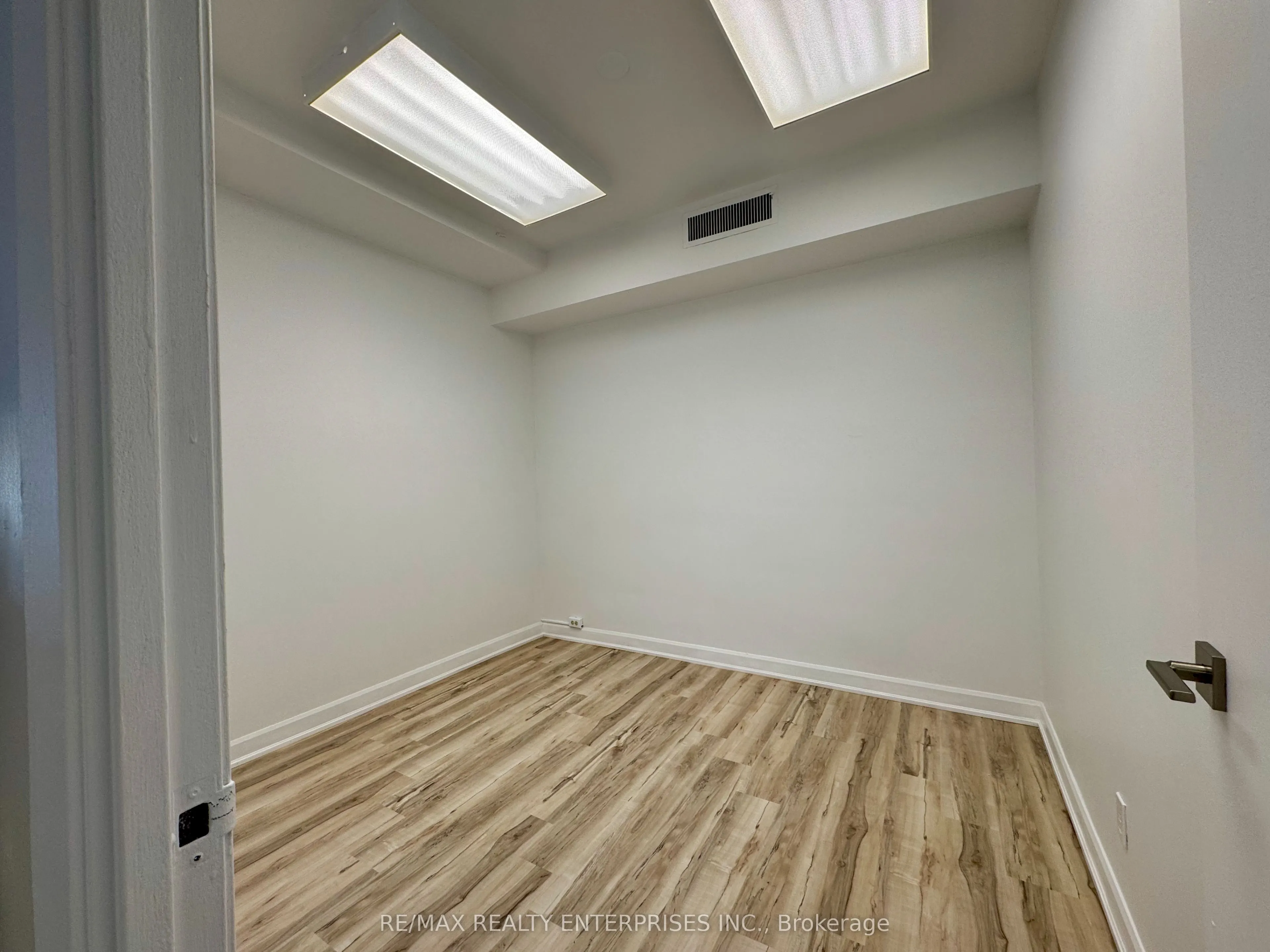 292 Lakeshore Road E