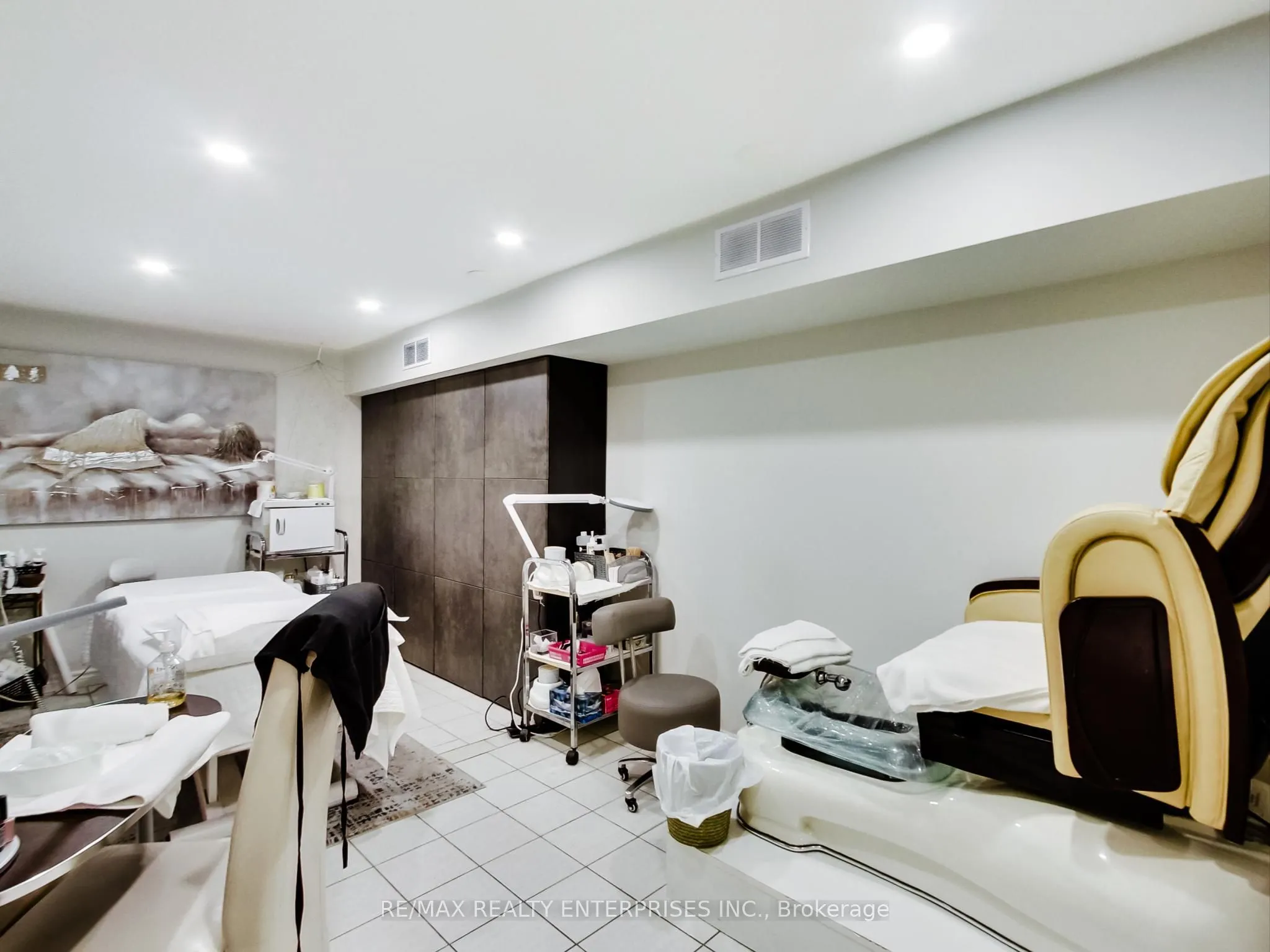 1735 Lakeshore Road W