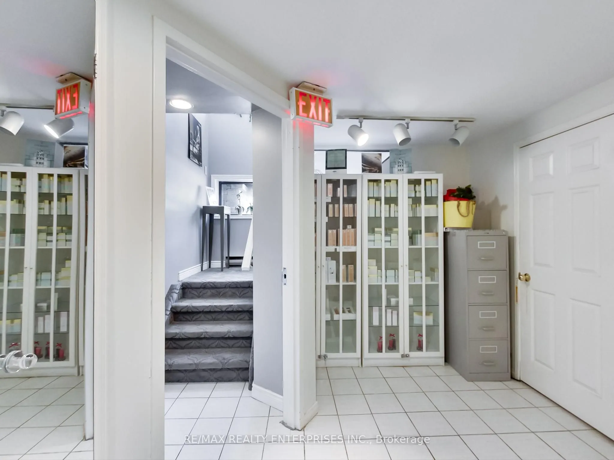 1735 Lakeshore Road W
