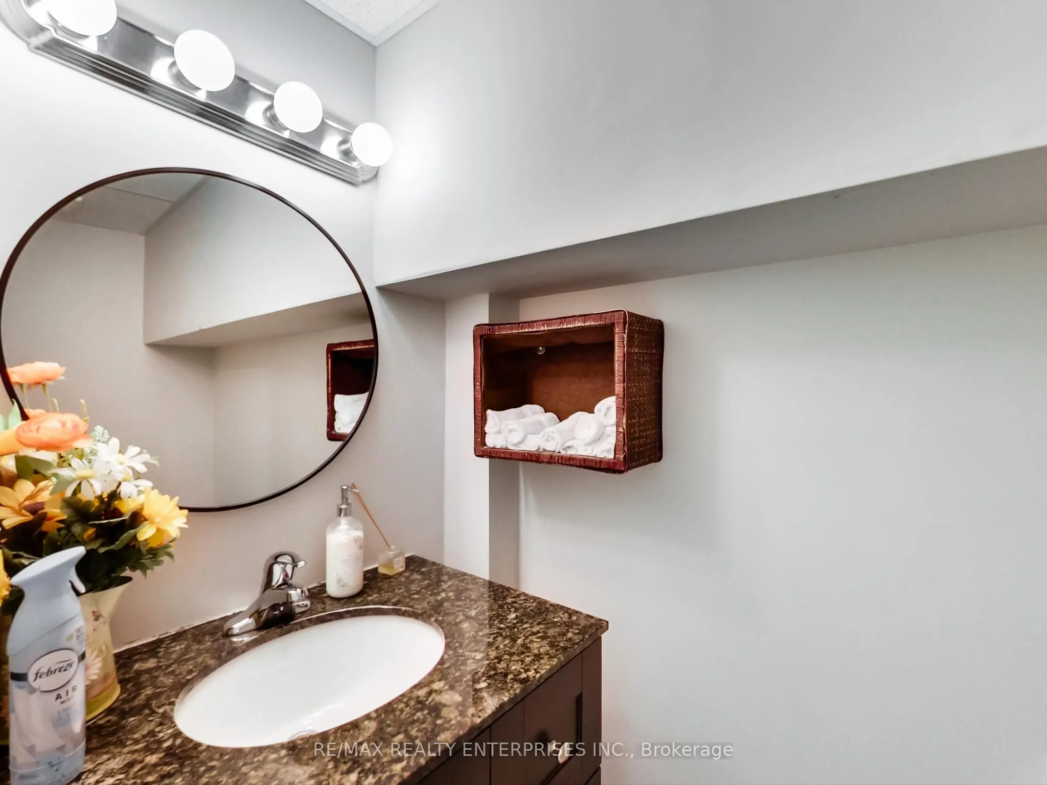 1735 Lakeshore Road W