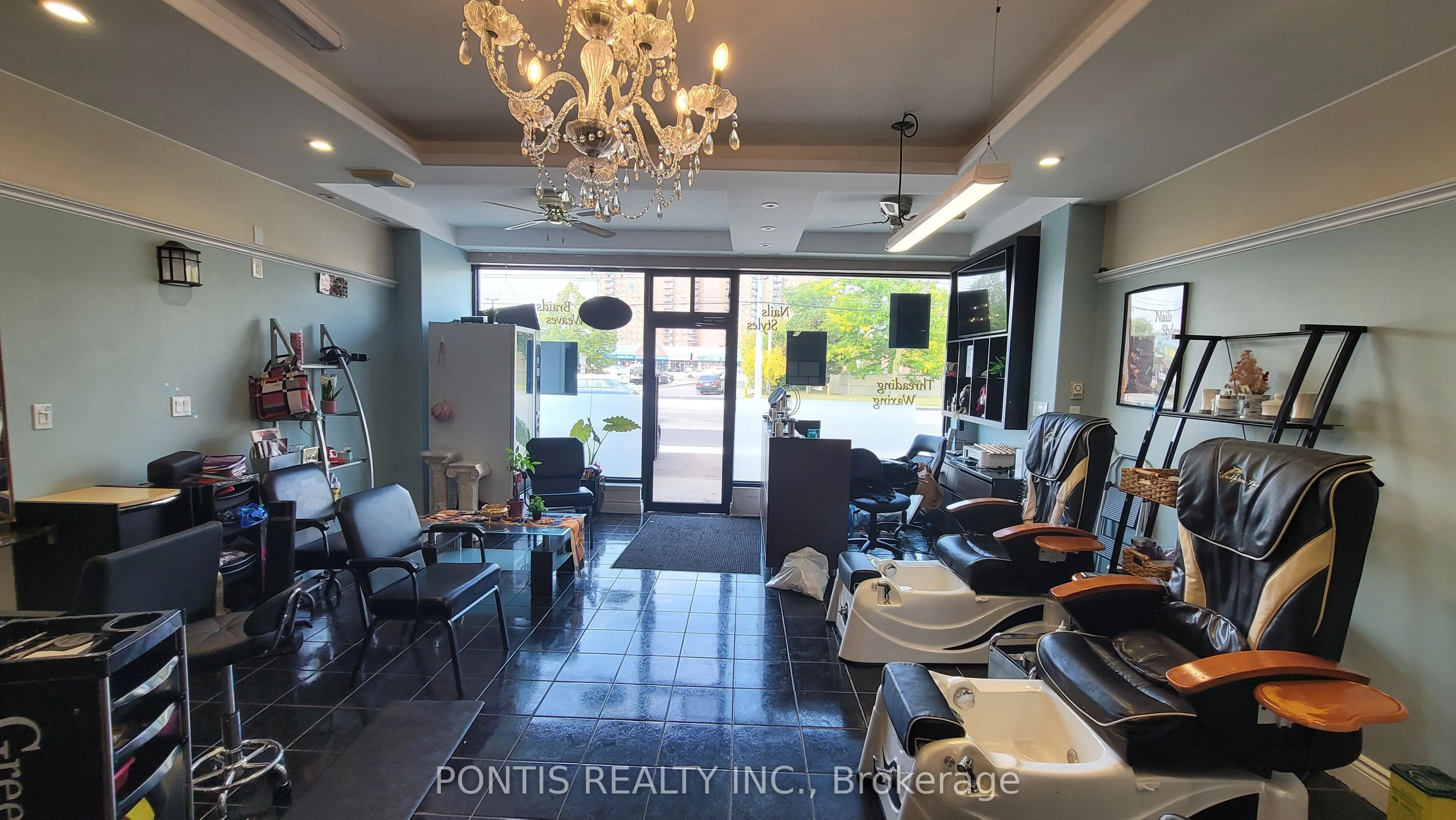 612 Lakeshore Road E