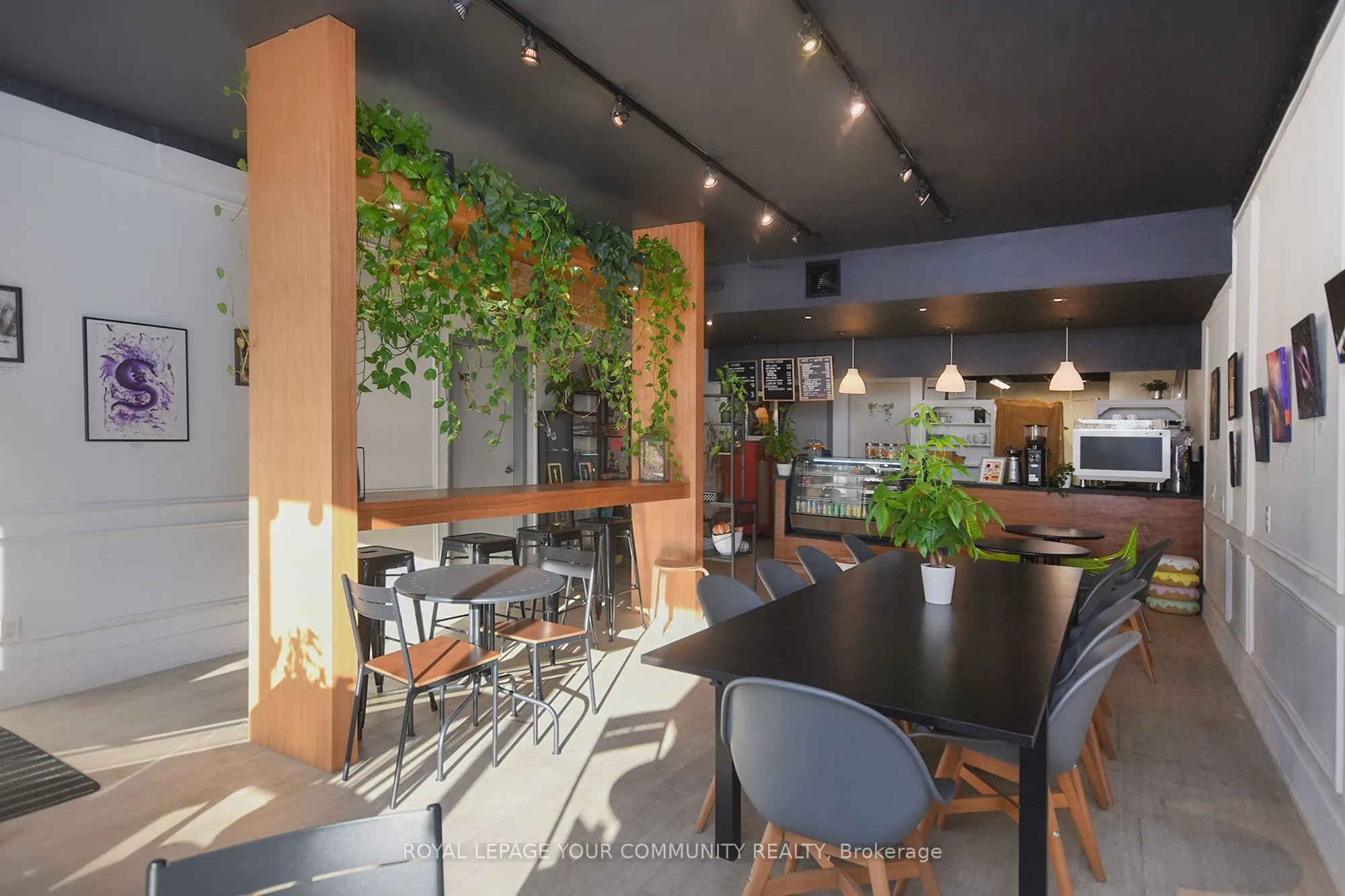 77 Lakeshore Road W
