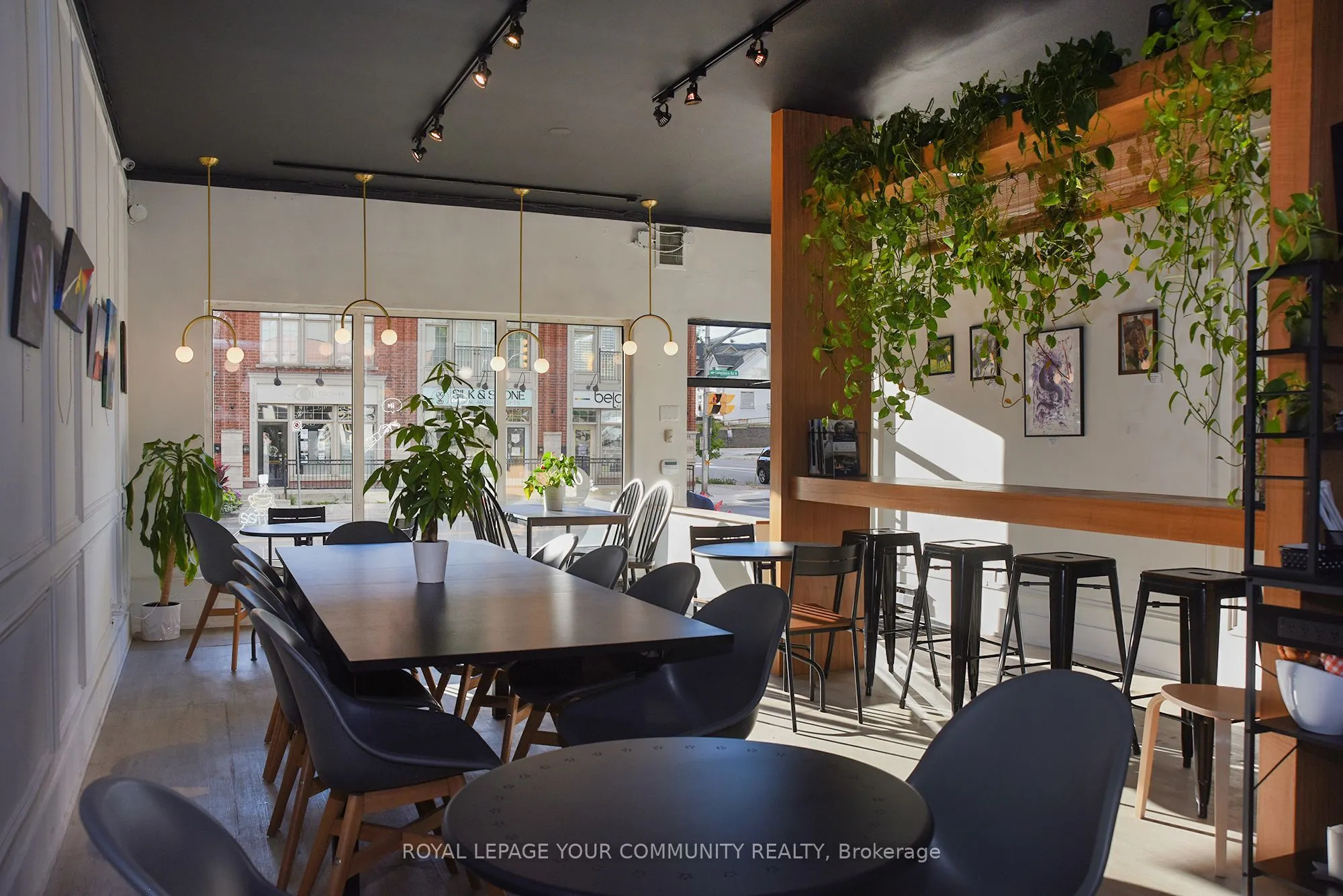 77 Lakeshore Road W