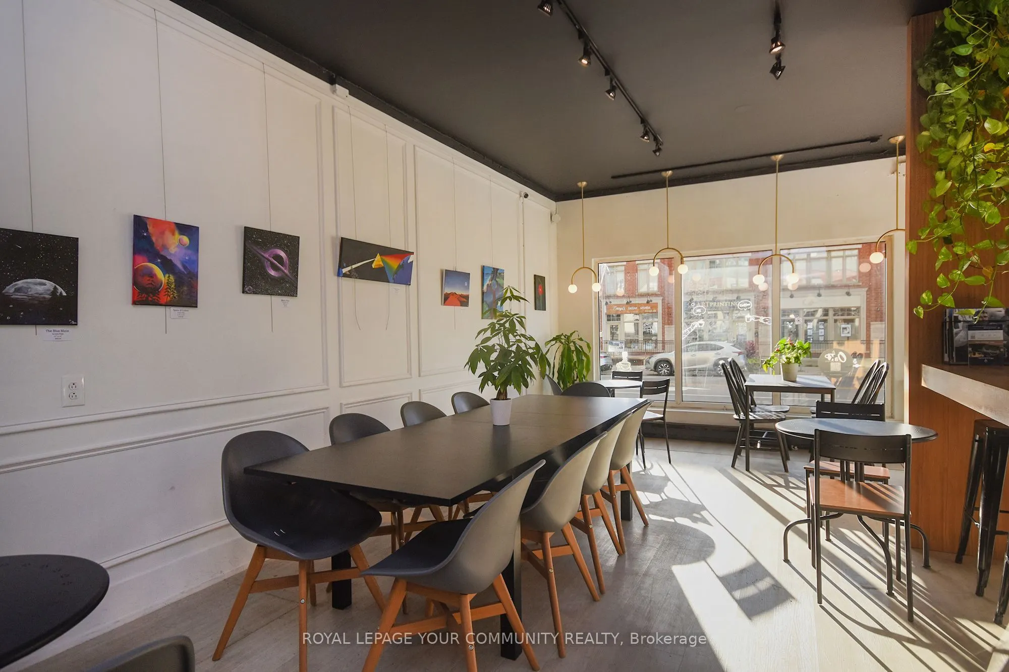 77 Lakeshore Road W