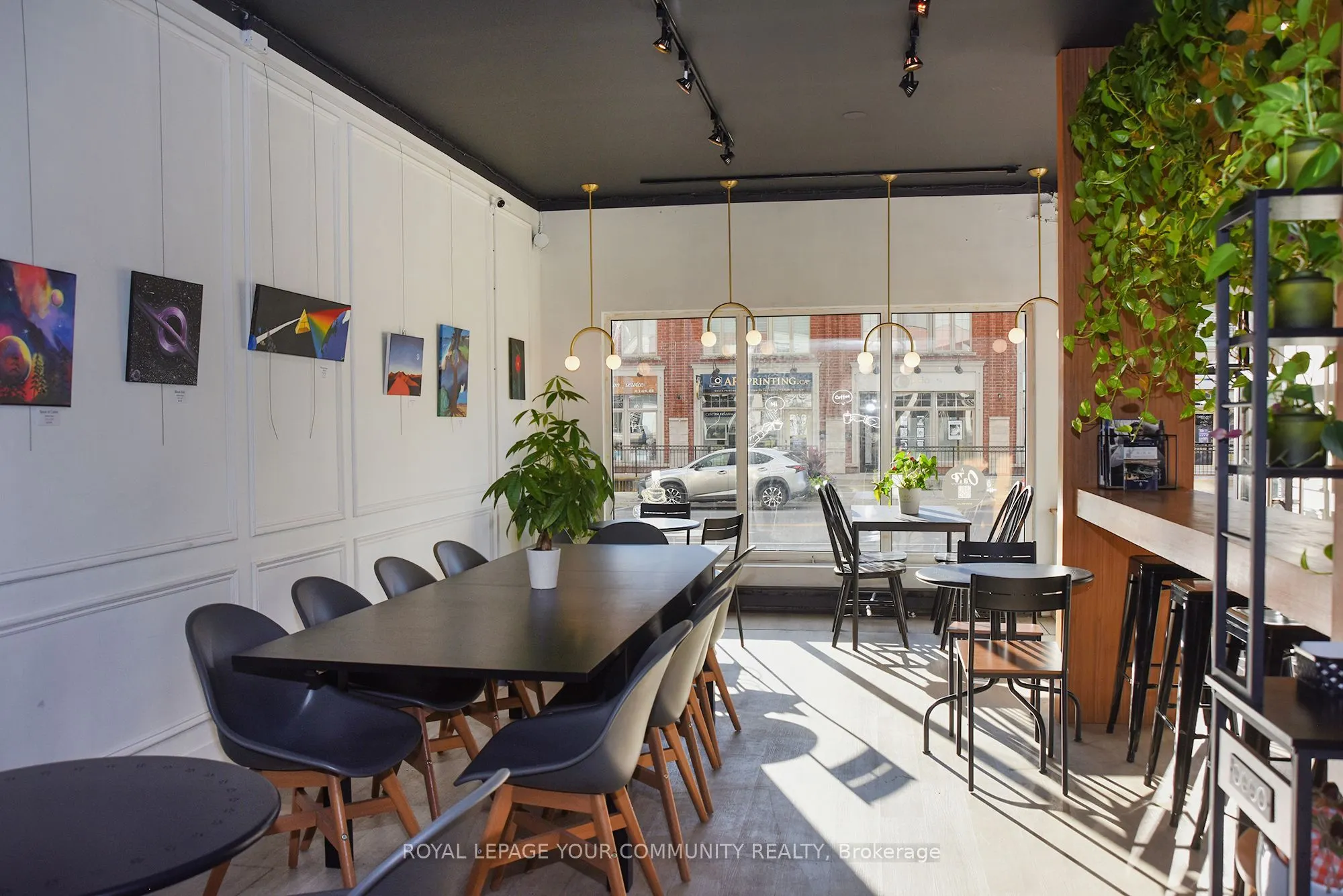 77 Lakeshore Road W