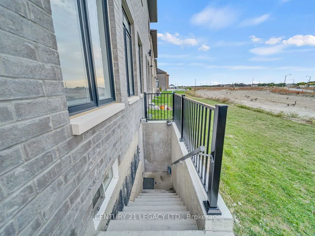 23 Duxbury Road N