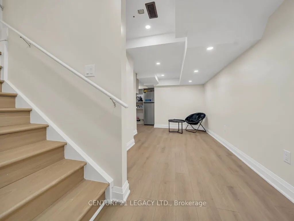 23 Duxbury Road N