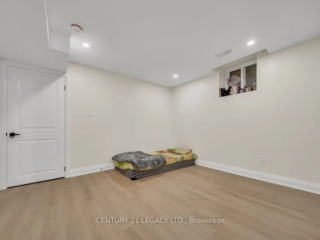 23 Duxbury Road N