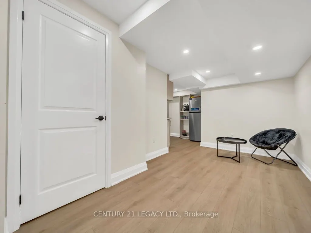 23 Duxbury Road N
