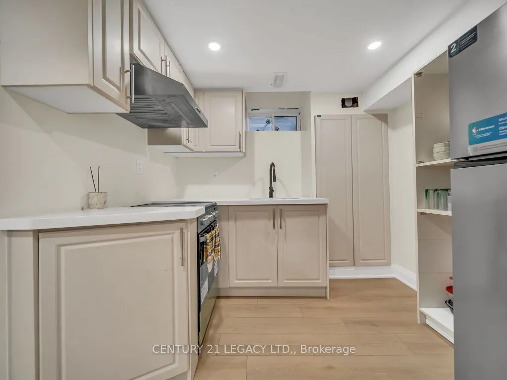 23 Duxbury Road N