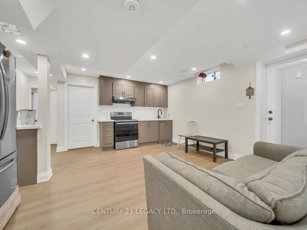 23 Duxbury Road N