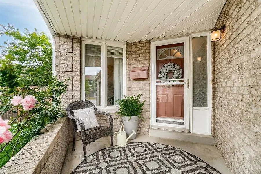 22 Furrows End