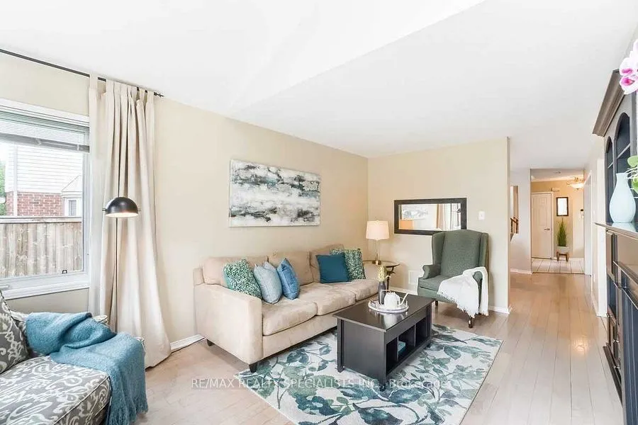 22 Furrows End