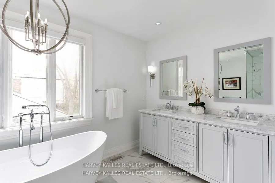 4673 Dundas Street W