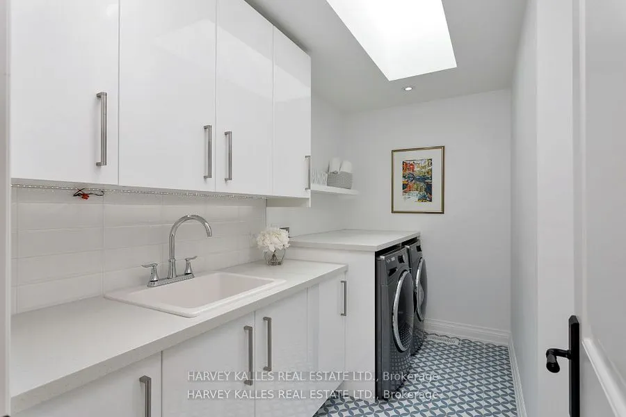 4673 Dundas Street W