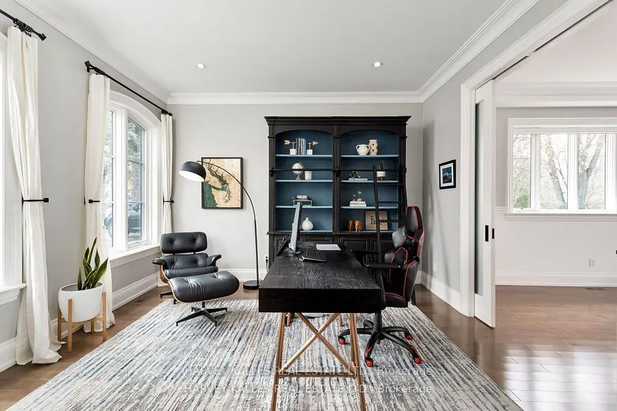 4673 Dundas Street W