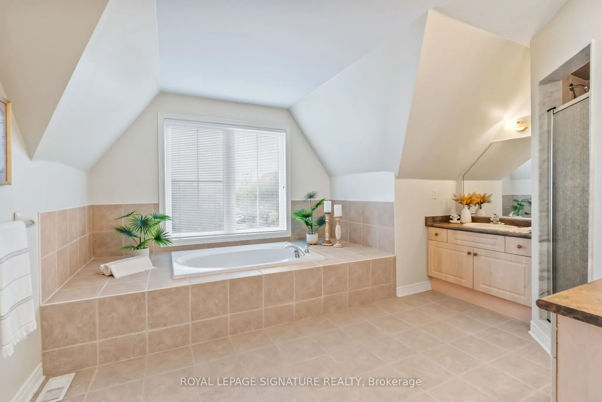 800 Dundas Street W, #25