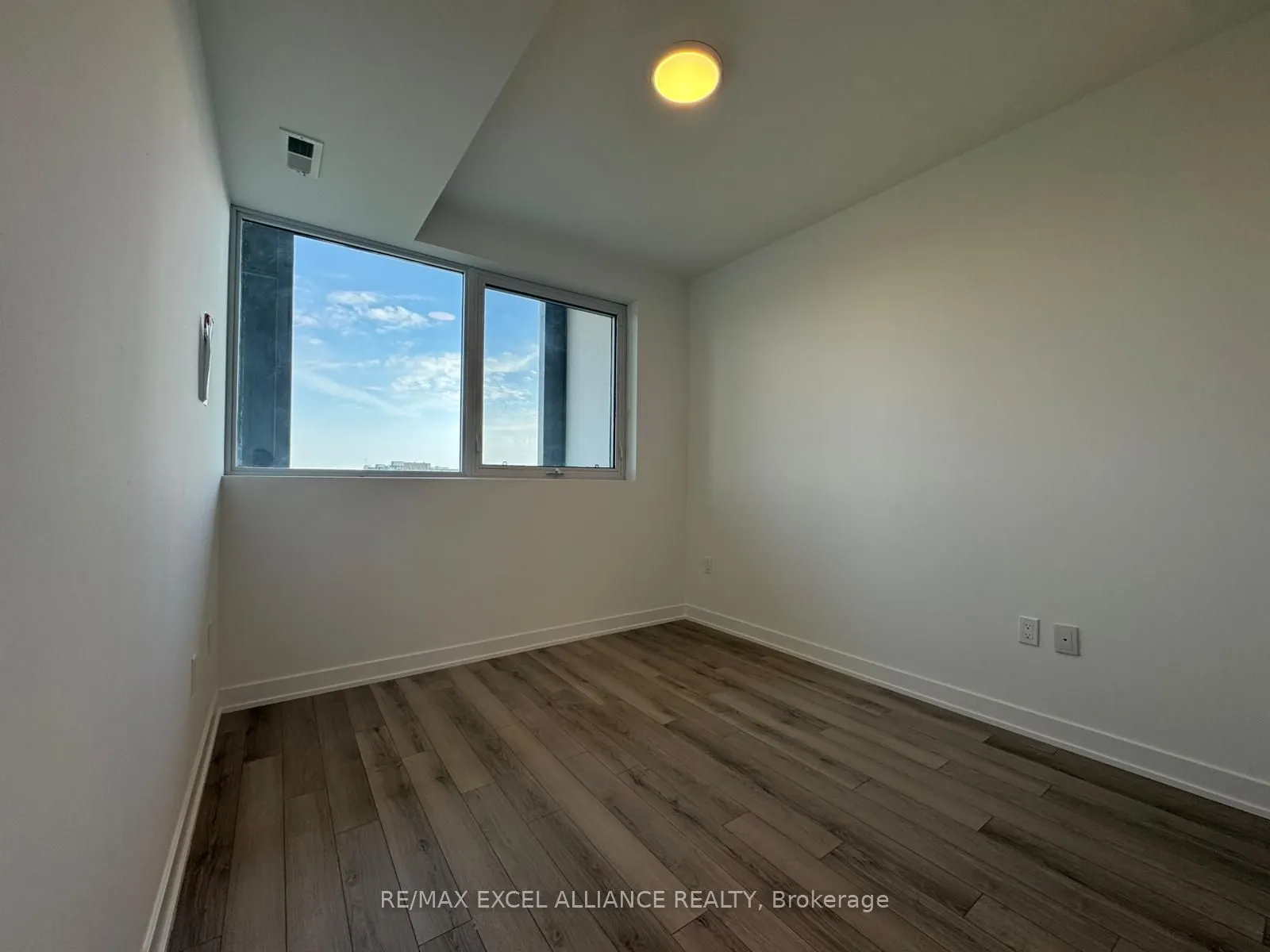 1005 Dundas Street E, #711