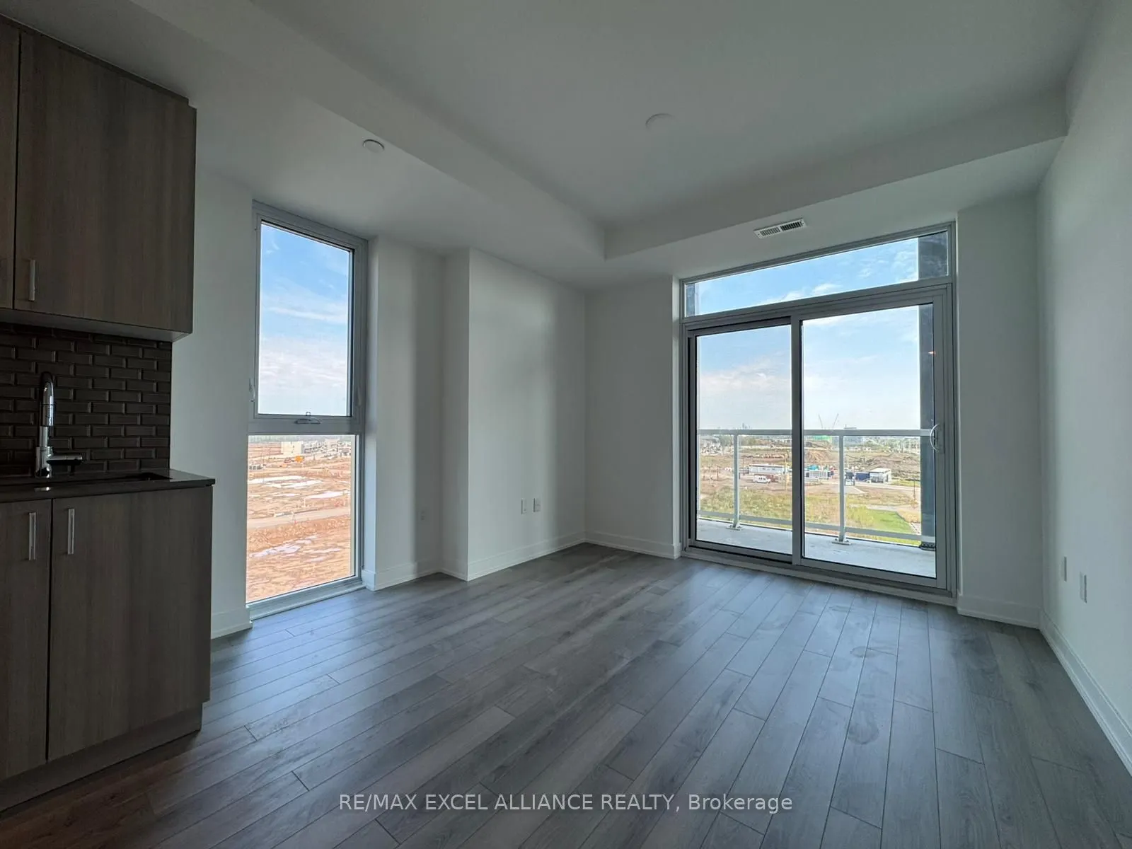1005 Dundas Street E, #711
