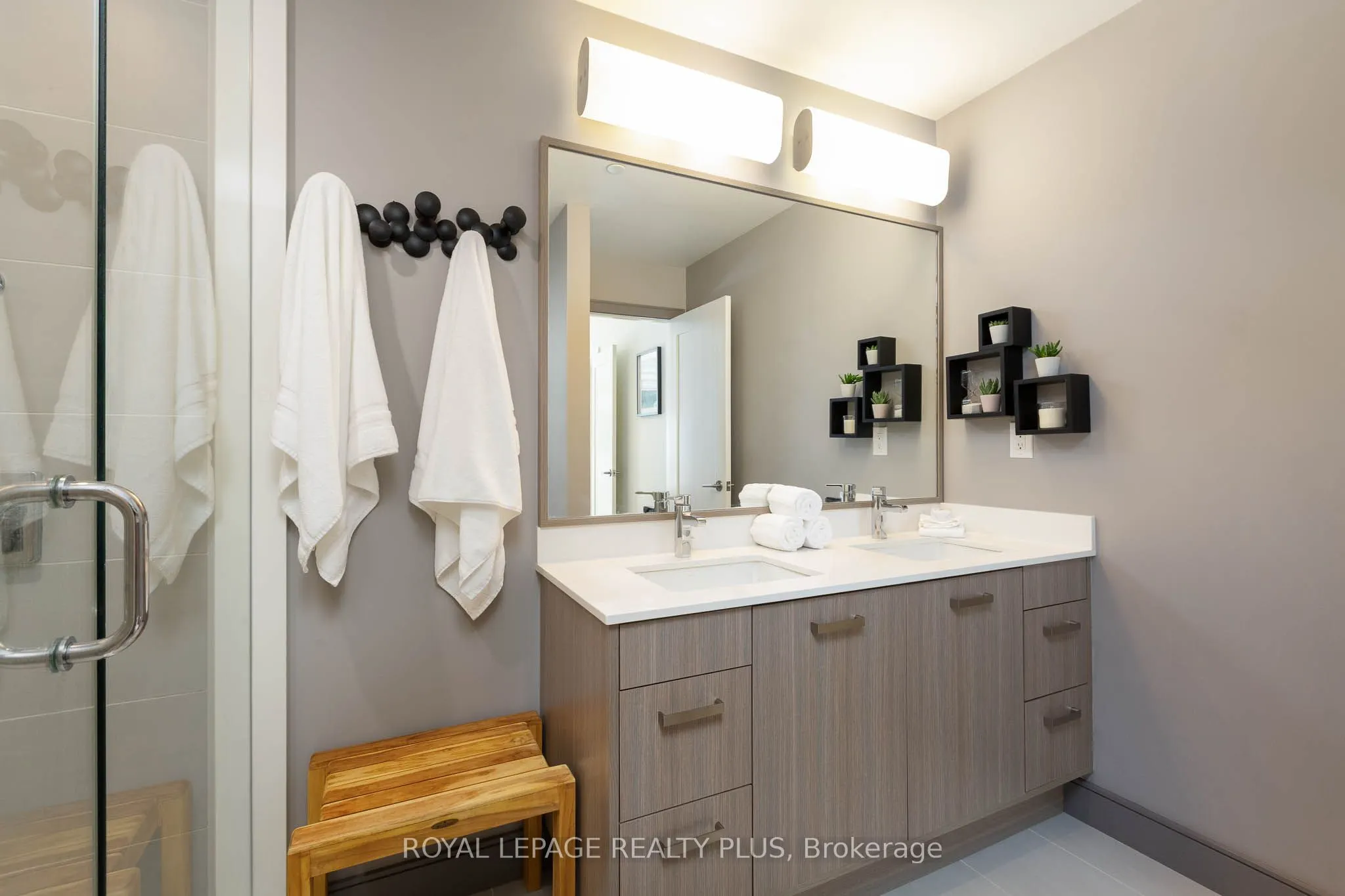 1575 Lakeshore Road W, #105