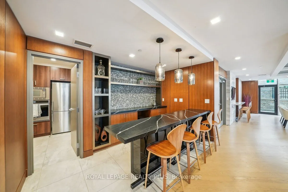 1575 Lakeshore Road W, #105