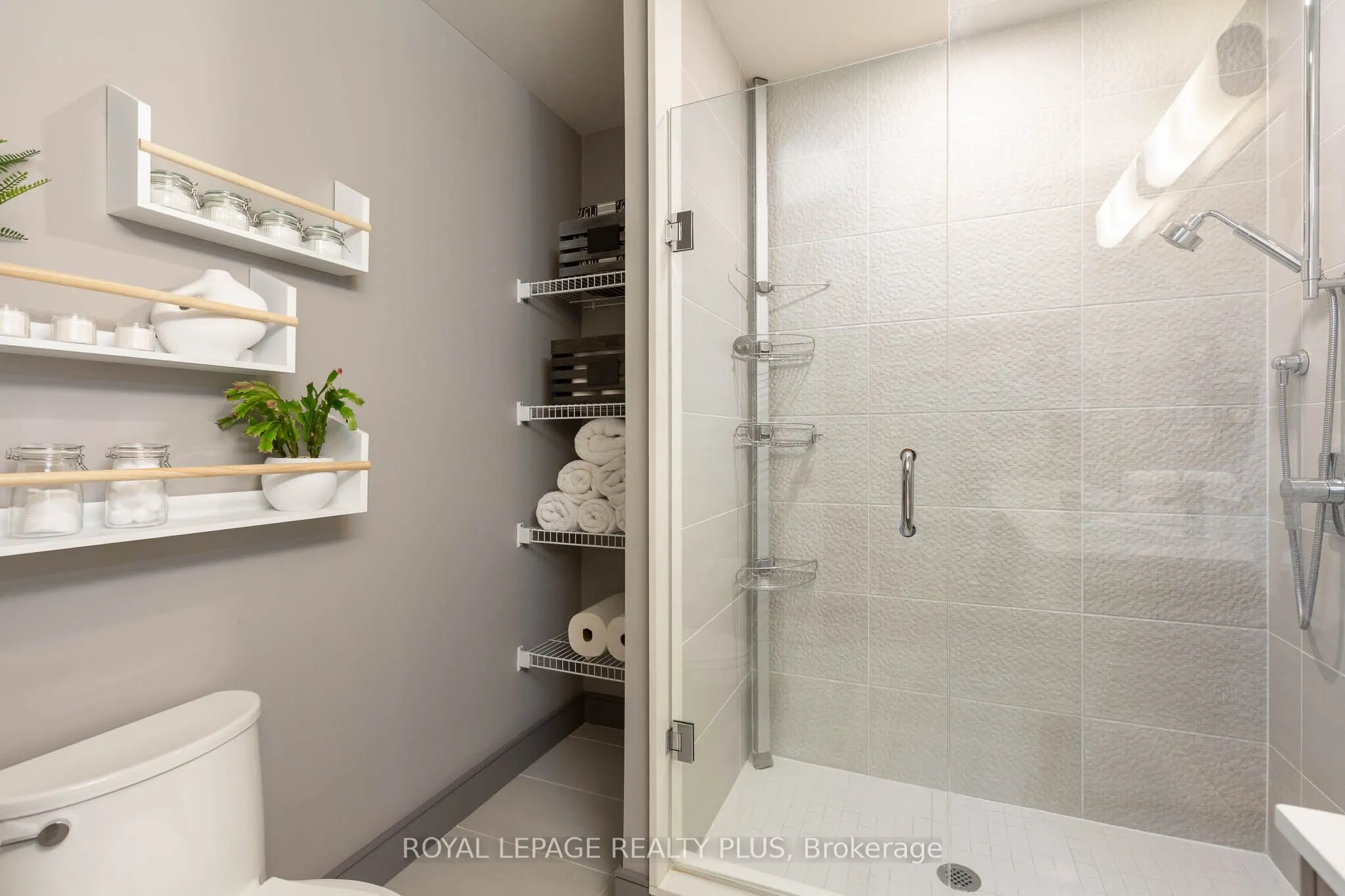 1575 Lakeshore Road W, #105
