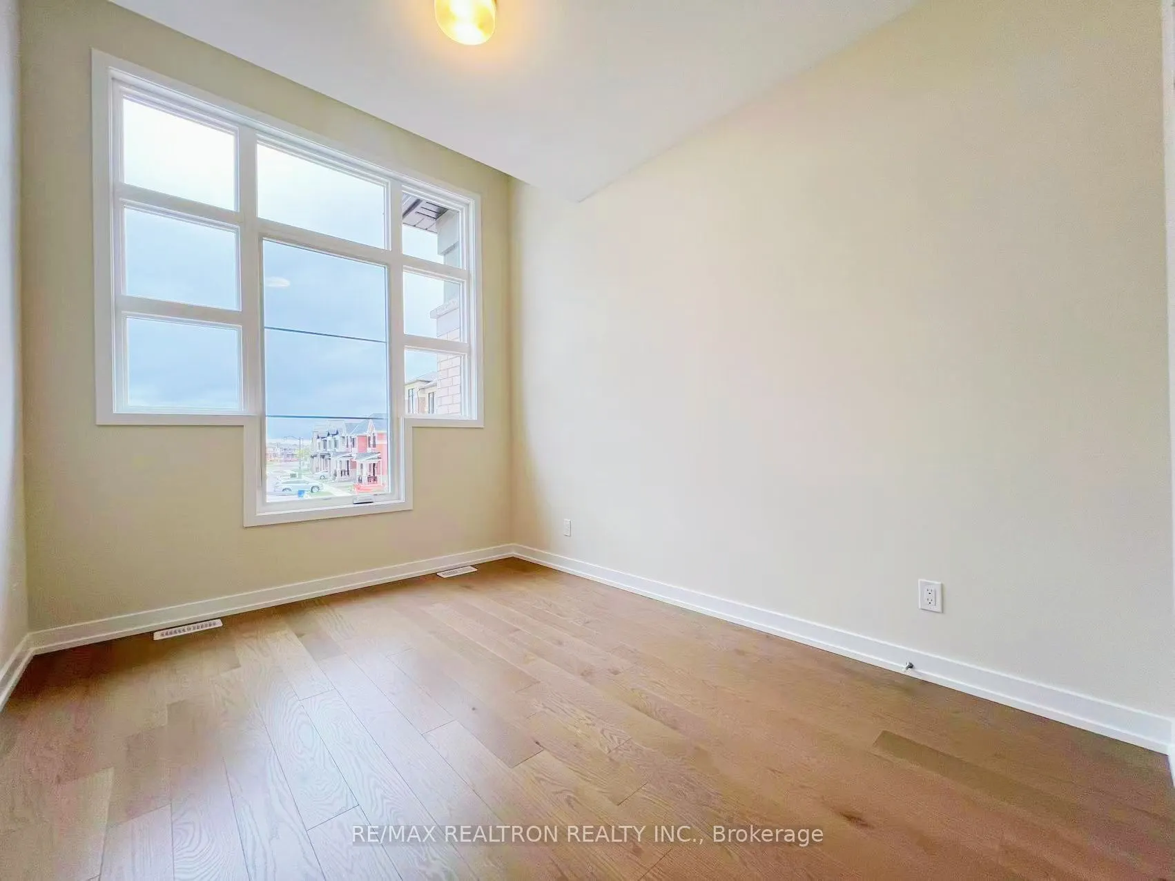 1175 Dartmouth Crescent