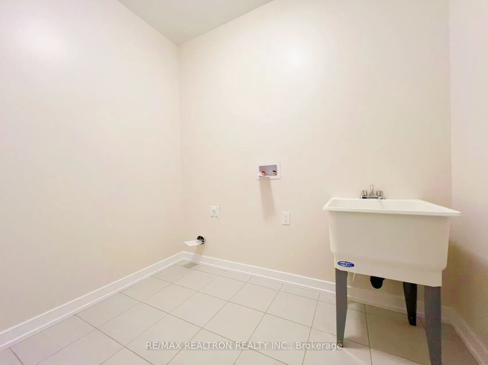 1175 Dartmouth Crescent
