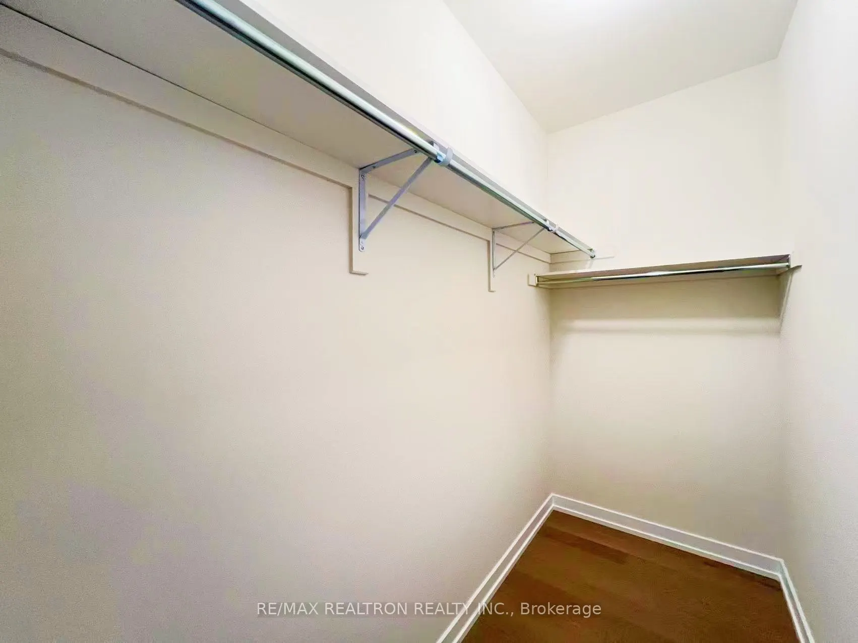 1175 Dartmouth Crescent