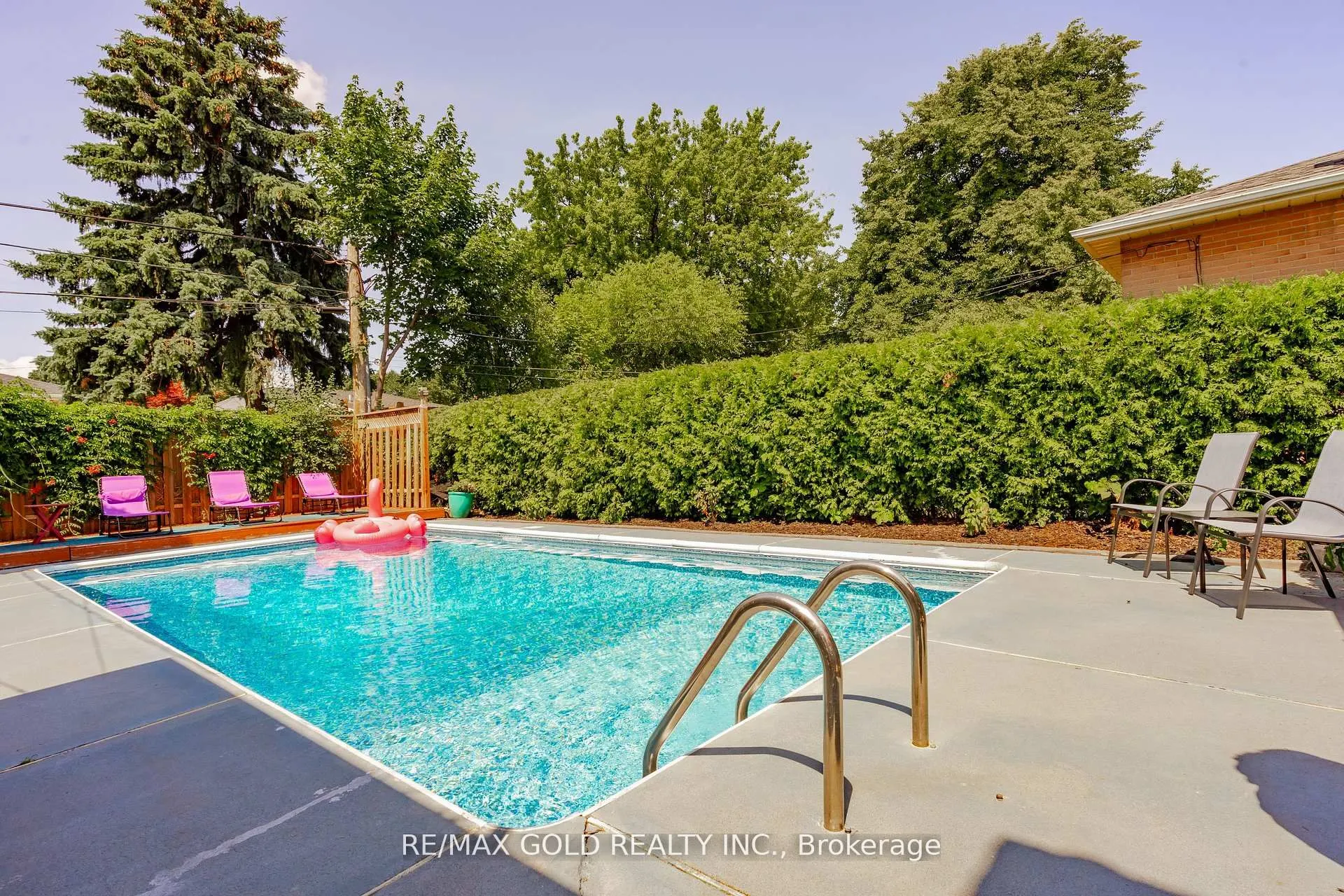 10 Brookdale Crescent