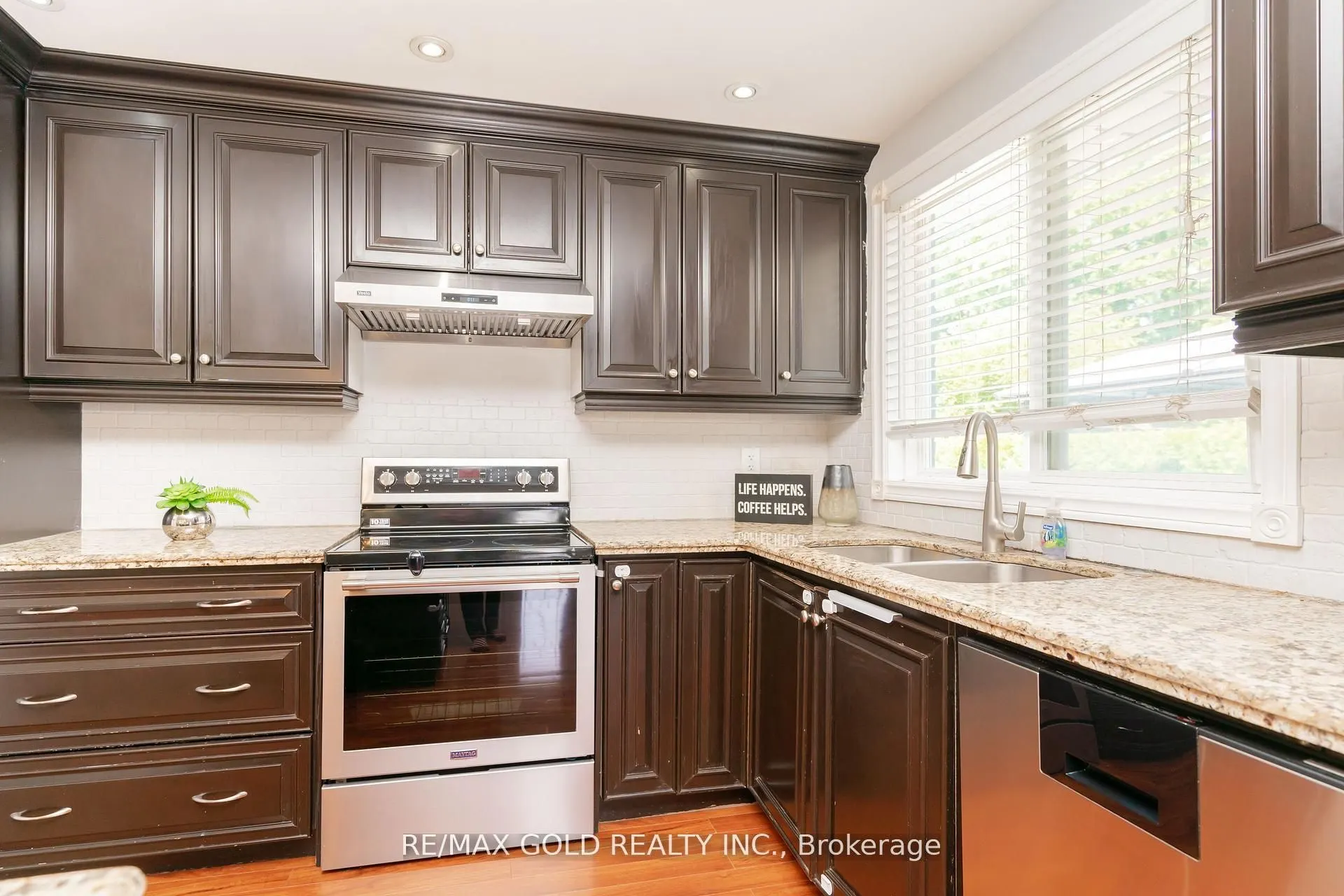 10 Brookdale Crescent