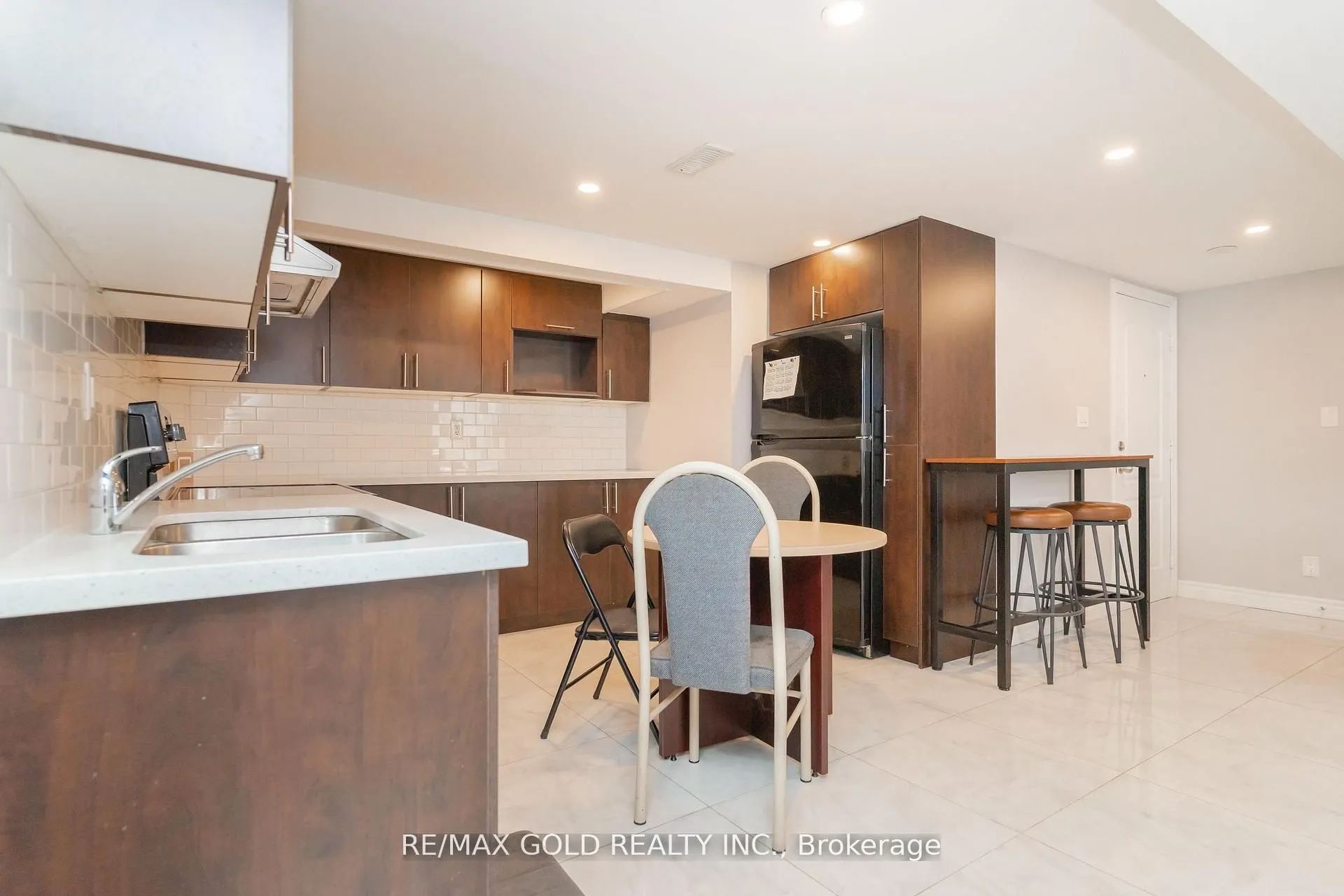 10 Brookdale Crescent