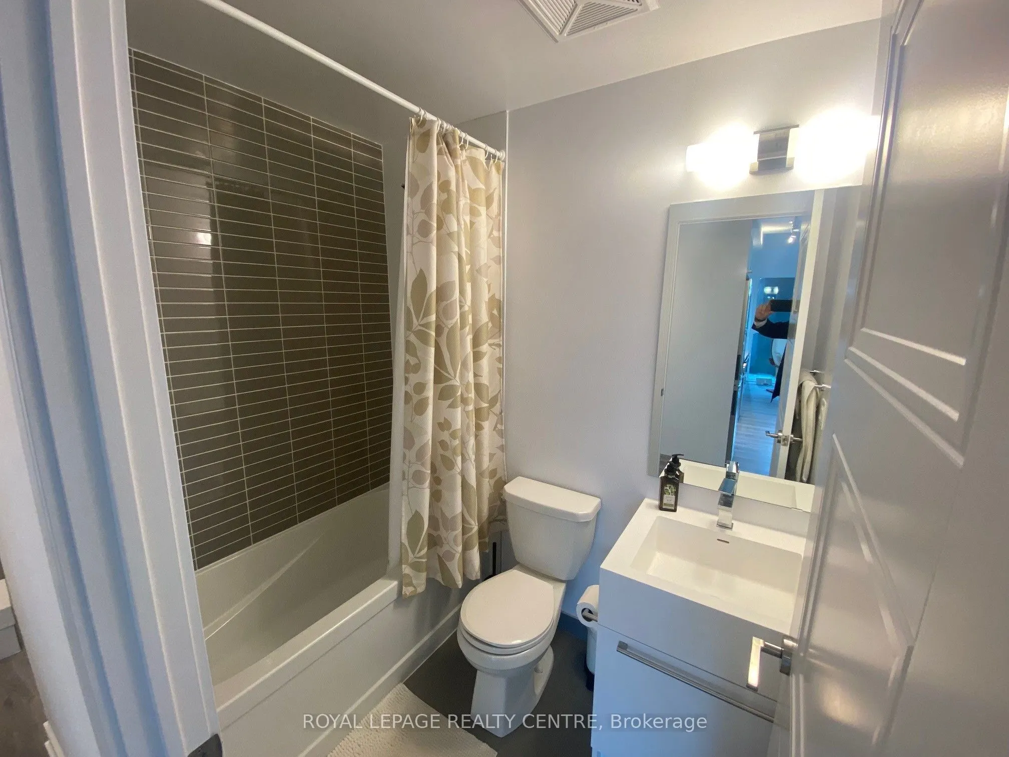 25 Neighbourhood Lane, #709