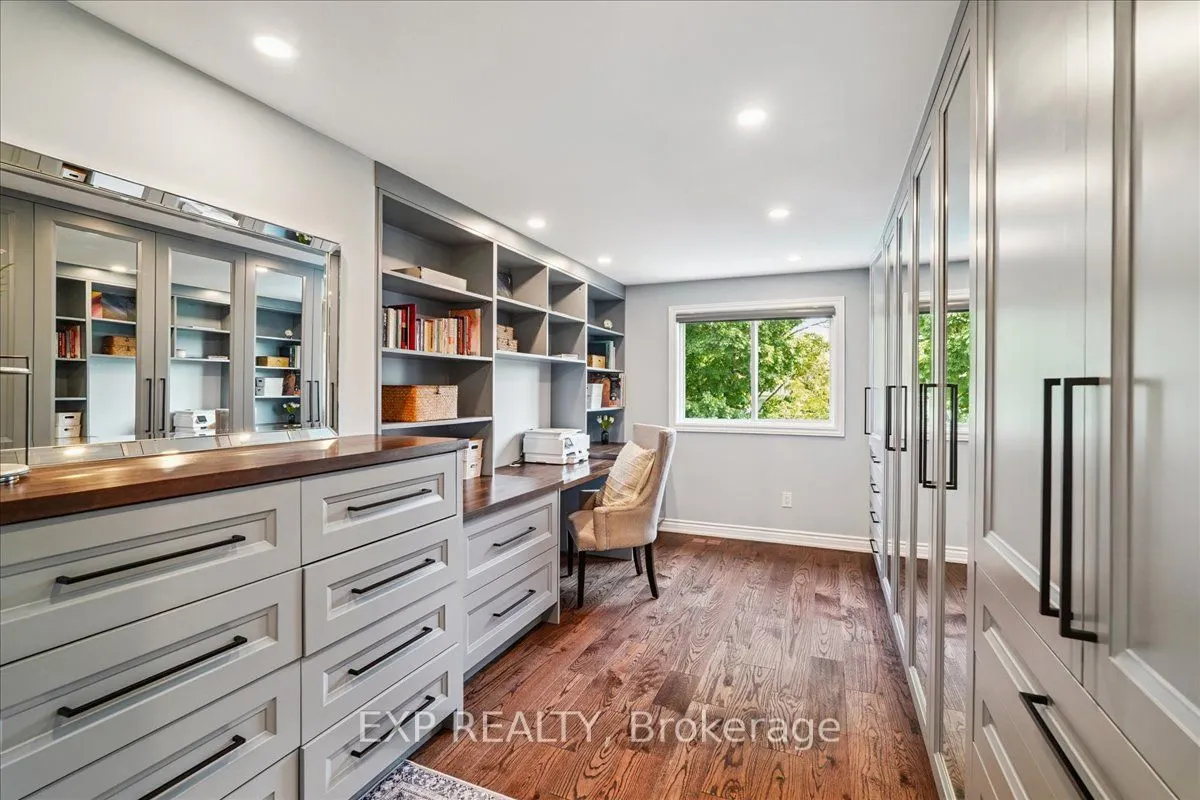 1923 Steepbank Crescent