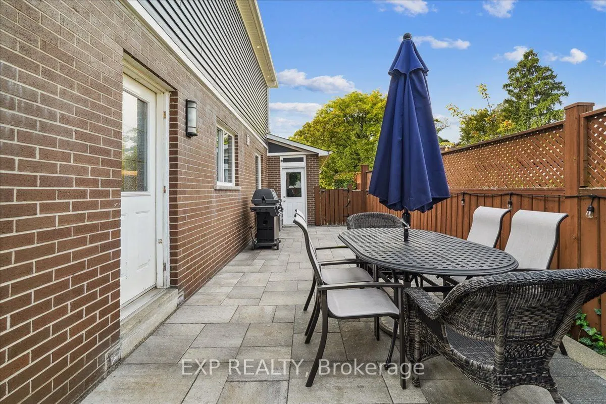 1923 Steepbank Crescent